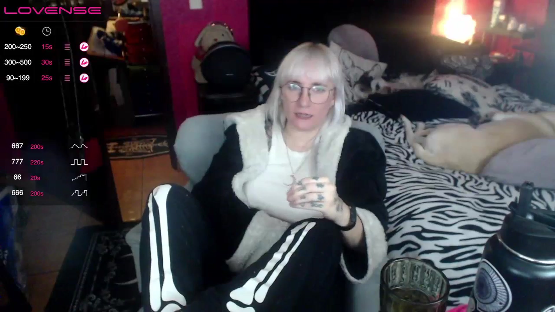 Gallery image thumbnail from AxeHallow's myfreecams stream on, 08/19/2023, 06:25 image 18 of 20