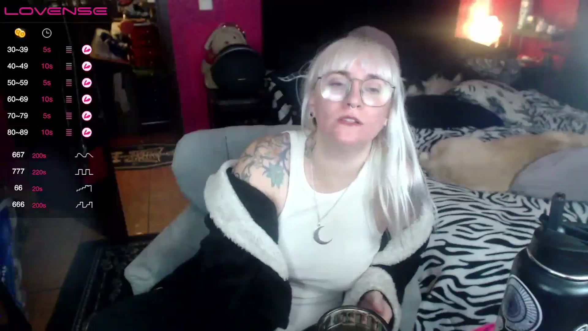 Gallery image thumbnail from AxeHallow's myfreecams stream on, 08/19/2023, 06:25 image 14 of 20