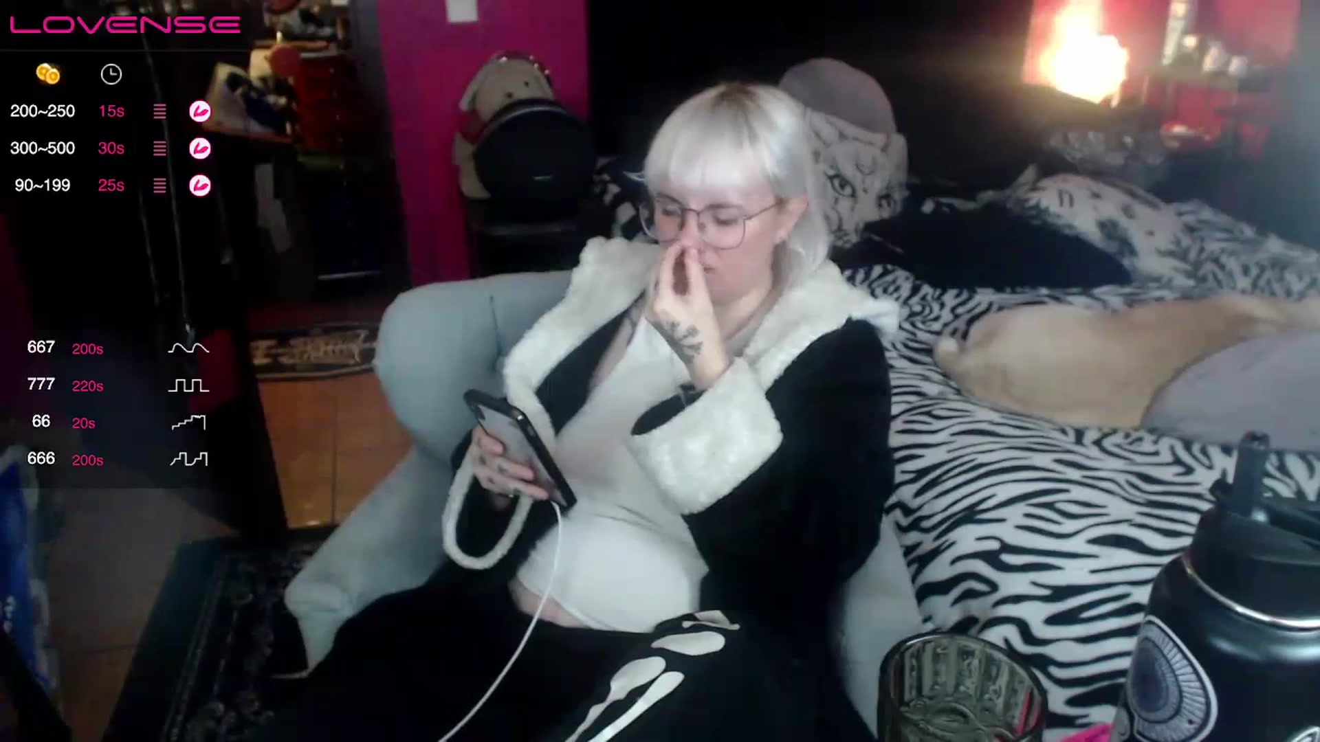 Gallery image thumbnail from AxeHallow's myfreecams stream on, 08/19/2023, 06:25 image 12 of 20