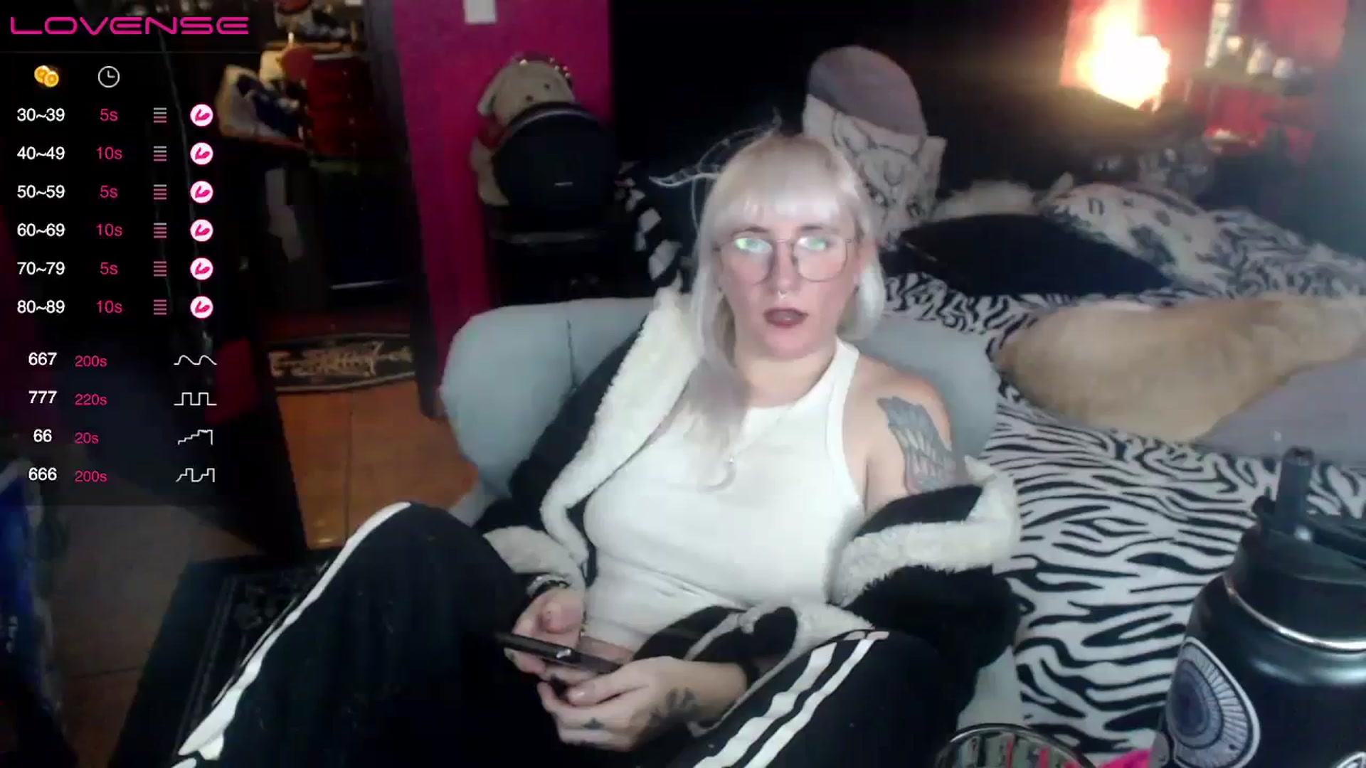 Gallery image thumbnail from AxeHallow's myfreecams stream on, 08/19/2023, 06:25 image 1 of 20