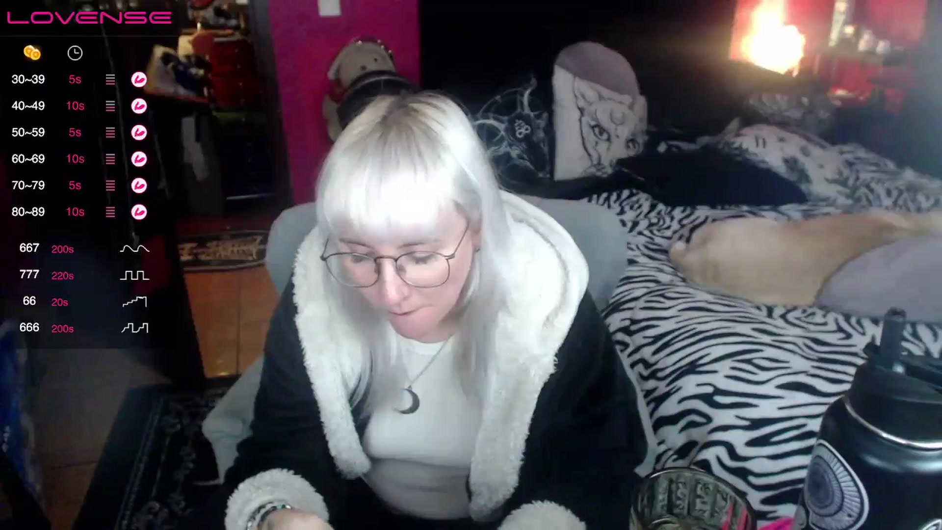 Gallery image thumbnail from AxeHallow's myfreecams stream on, 08/19/2023, 06:25 image 11 of 20