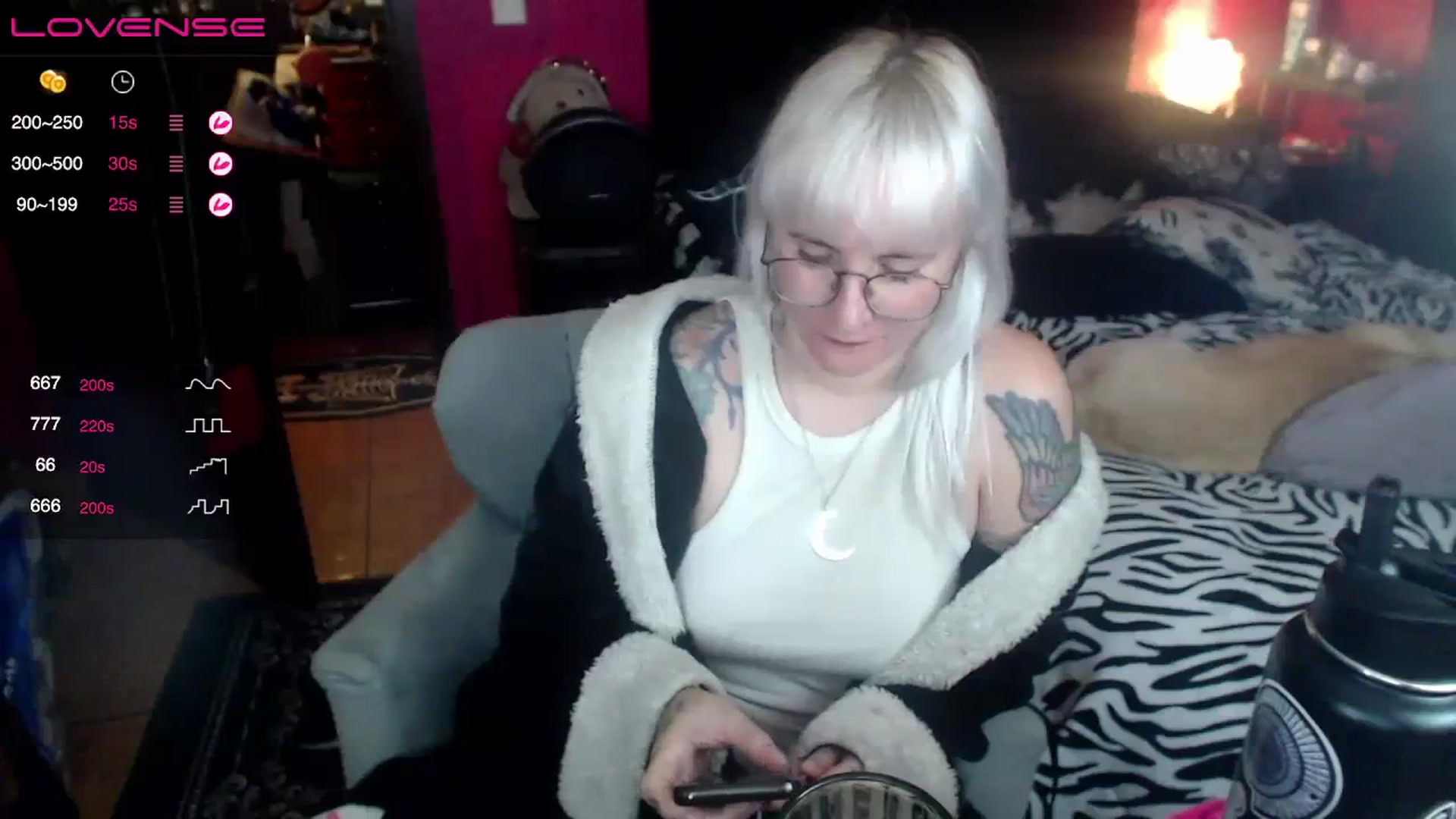 Gallery image thumbnail from AxeHallow's myfreecams stream on, 08/19/2023, 06:25 image 15 of 20