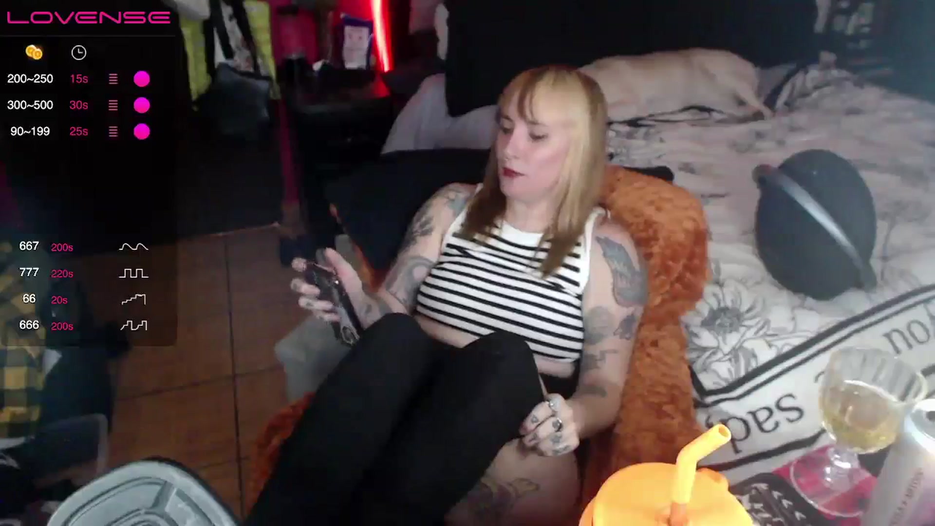 Gallery image thumbnail from AxeHallow's myfreecams stream on, 03/08/2024, 04:01 image 17 of 20