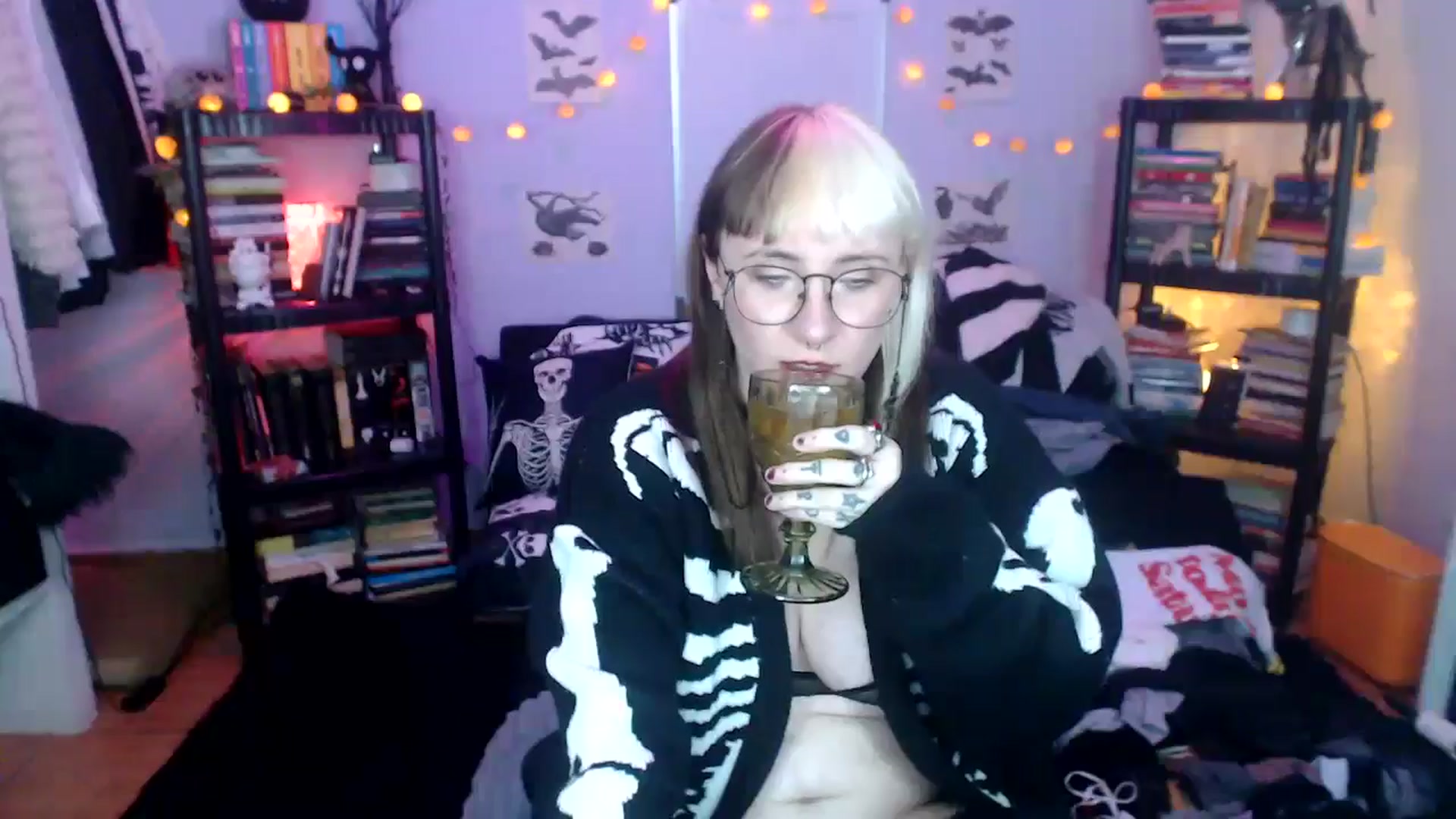 Gallery image thumbnail from AxeHallow's myfreecams stream on, 10/15/2024, 07:16 image 18 of 20