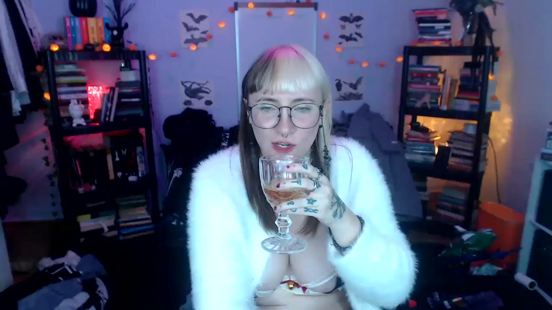 Gallery image thumbnail from AxeHallow's myfreecams stream on, 10/17/2024, 03:25 image 3 of 20