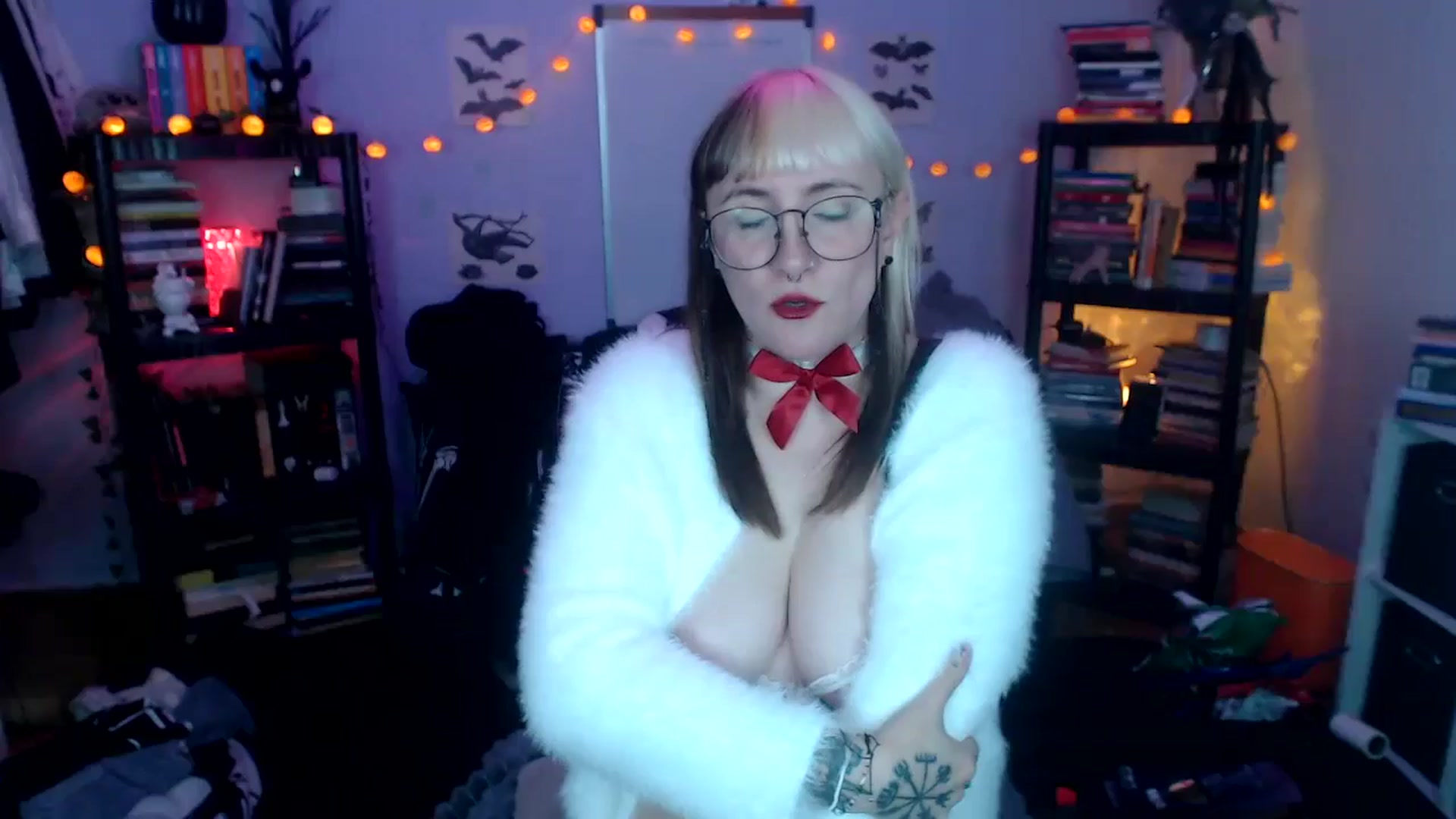 Gallery image thumbnail from AxeHallow's myfreecams stream on, 10/17/2024, 03:25 image 9 of 20