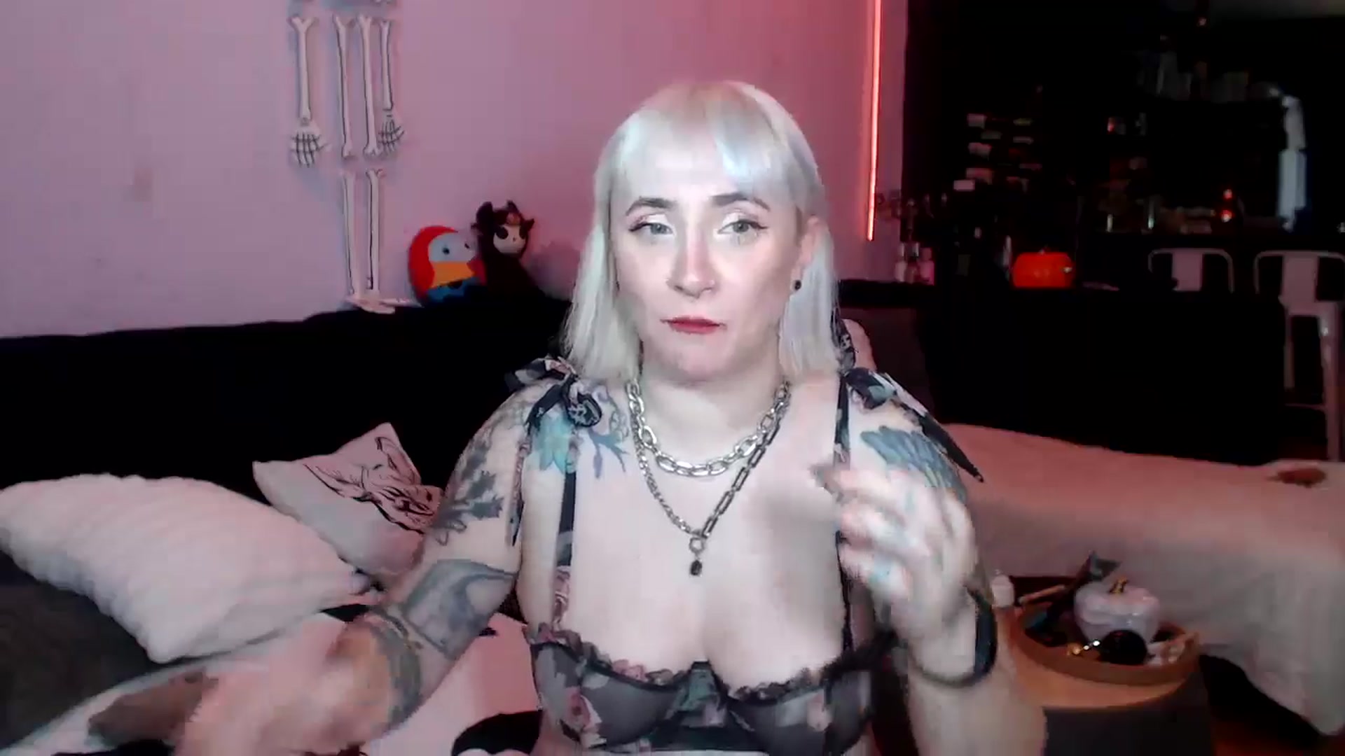 Gallery image thumbnail from AxeHallow's myfreecams stream on, 04/09/2025, 24:09 image 8 of 20