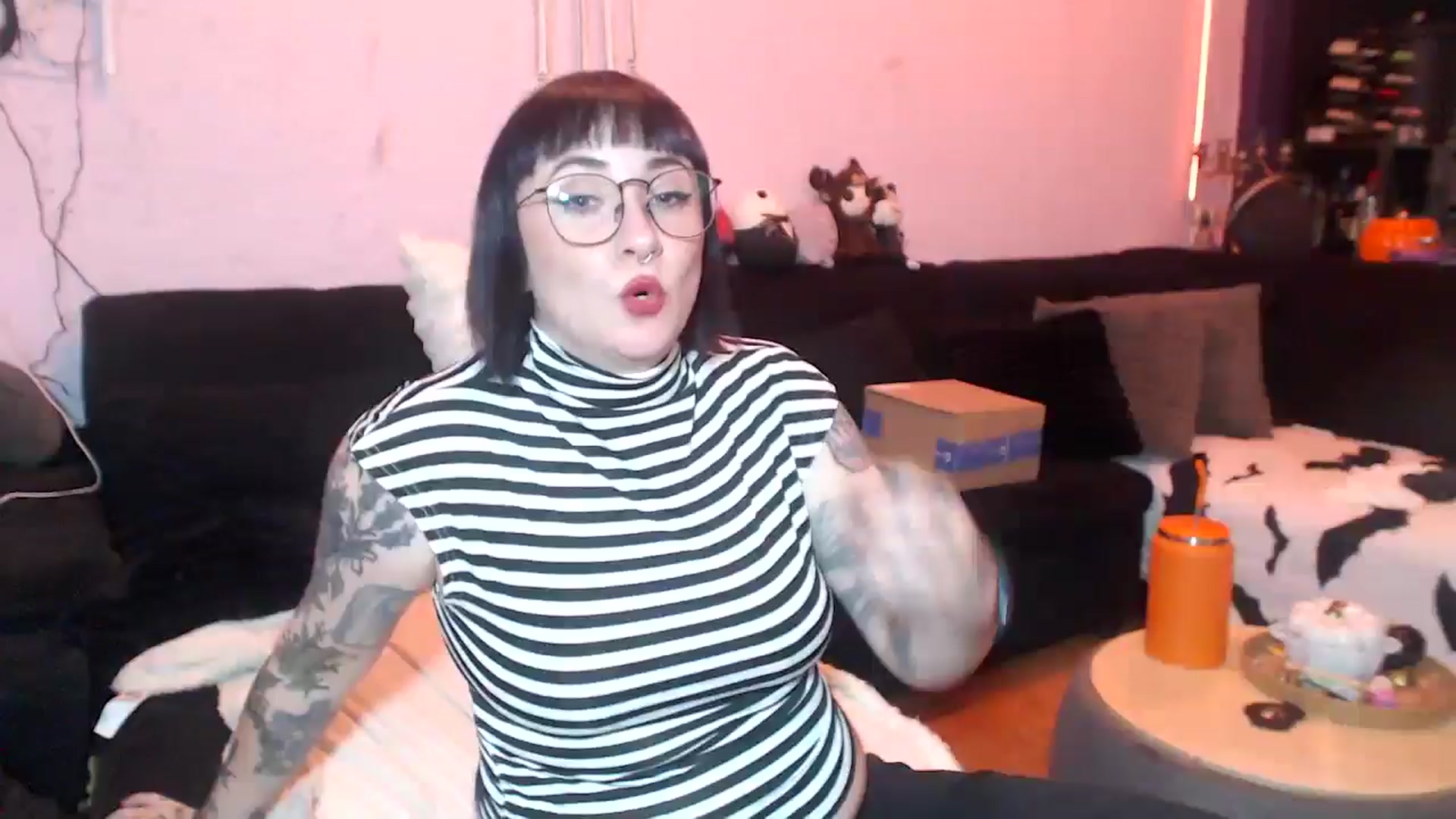 Gallery image thumbnail from AxeHallow's myfreecams stream on, 05/17/2025, 24:25 image 2 of 20