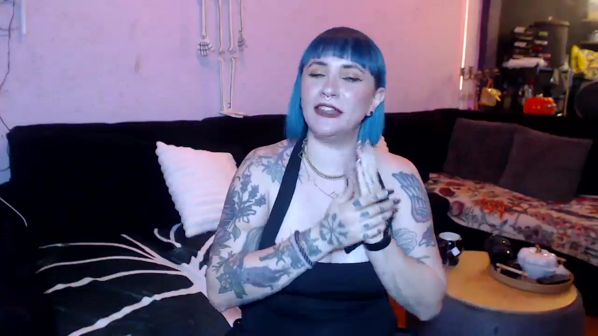 Gallery image thumbnail from AxeHallow's myfreecams stream on, 05/29/2025, 24:03 image 6 of 20