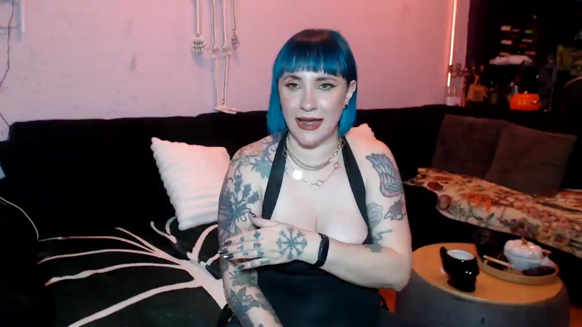 Gallery image thumbnail from AxeHallow's myfreecams stream on, 05/29/2025, 24:03 image 14 of 20