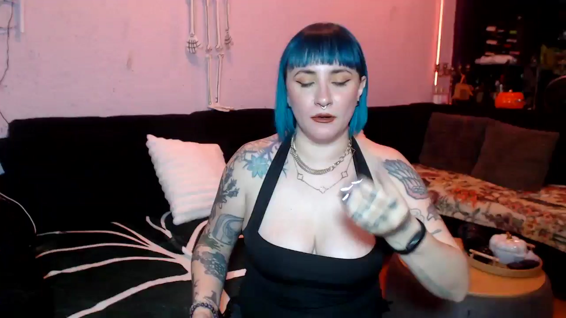 Gallery image thumbnail from AxeHallow's myfreecams stream on, 05/29/2025, 24:03 image 20 of 20