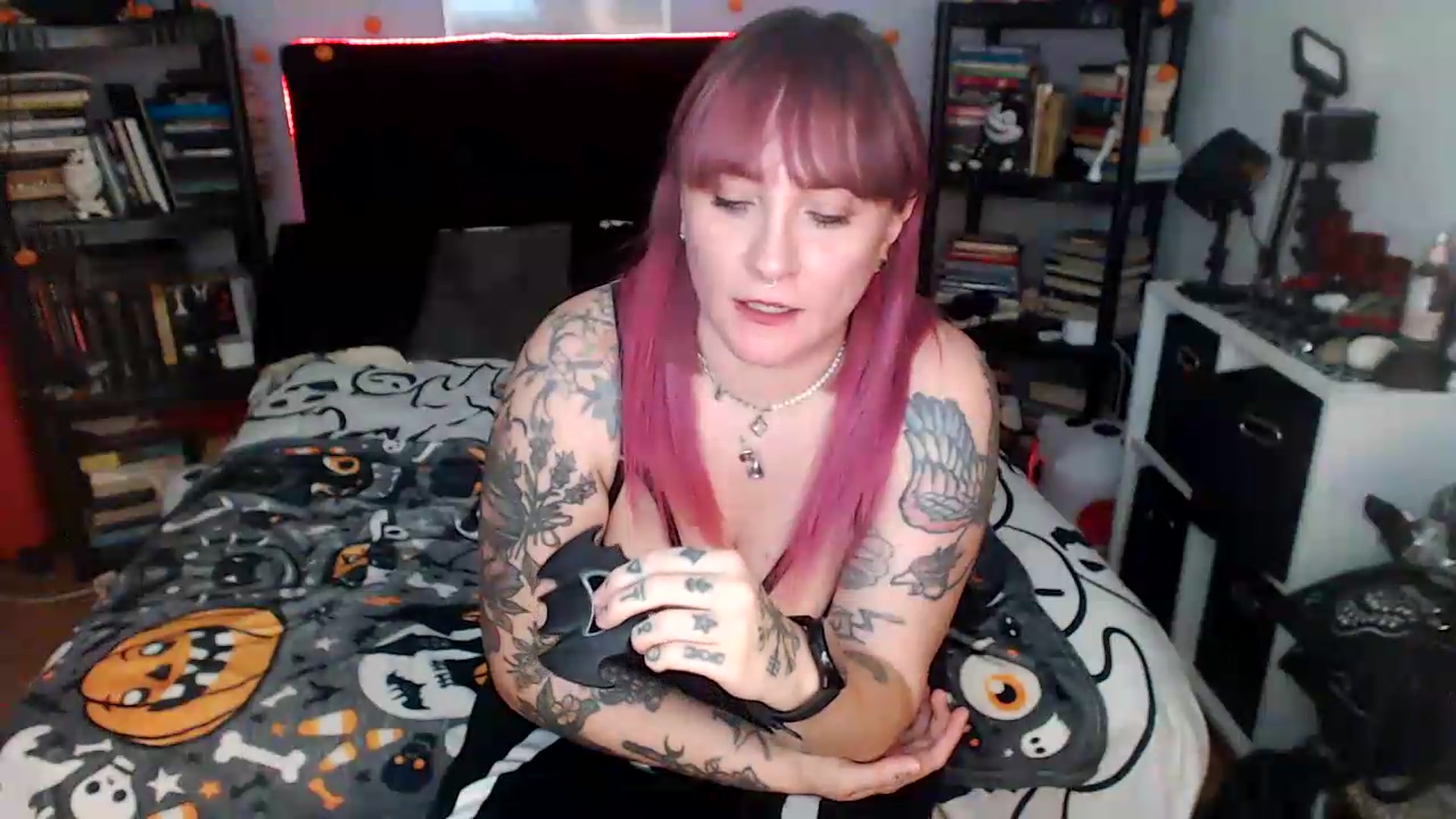Gallery image thumbnail from AxeHallow's myfreecams stream on, 08/19/2026, 03:37 image 15 of 20