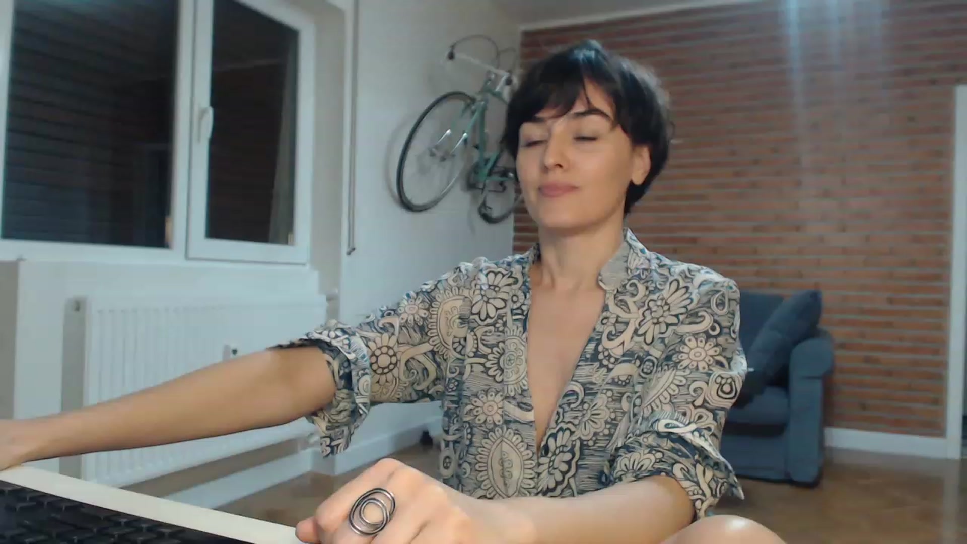 Gallery image thumbnail from Aylesh's myfreecams stream on, 11/14/2022, 20:17 image 12 of 20