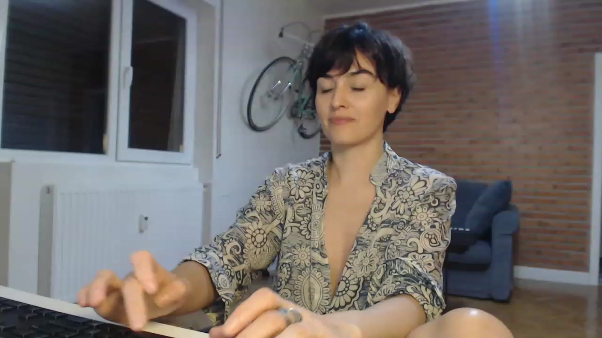Gallery image thumbnail from Aylesh's myfreecams stream on, 11/14/2022, 20:17 image 4 of 20