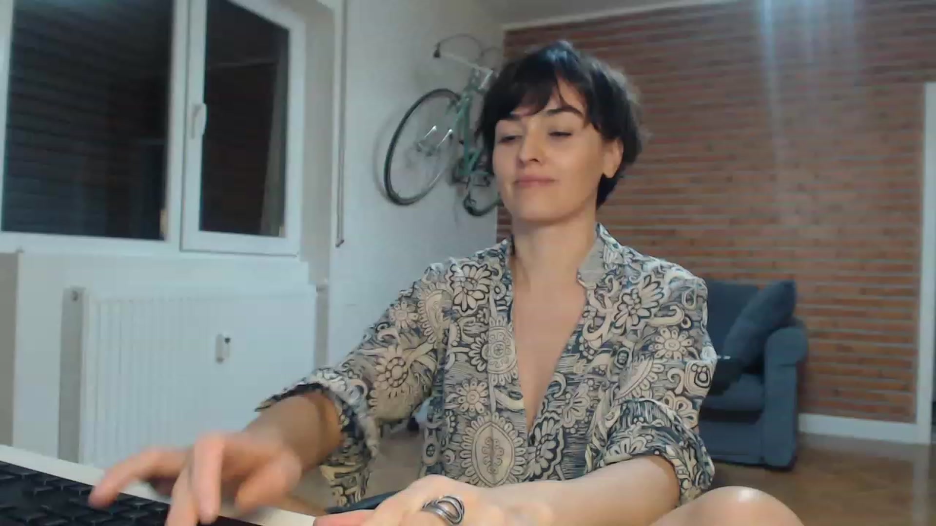 Gallery image thumbnail from Aylesh's myfreecams stream on, 11/14/2022, 20:17 image 6 of 20
