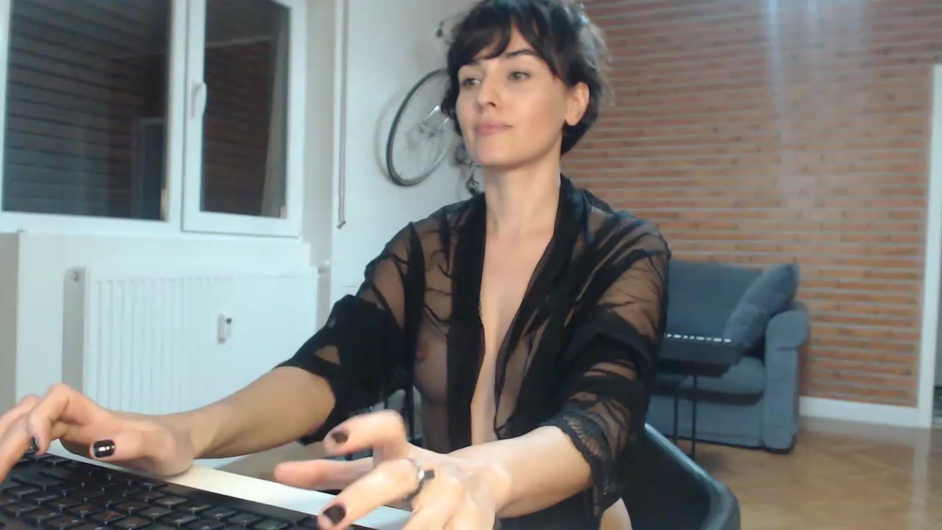 Gallery image thumbnail from Aylesh's myfreecams stream on, 11/15/2022, 21:51 image 14 of 20
