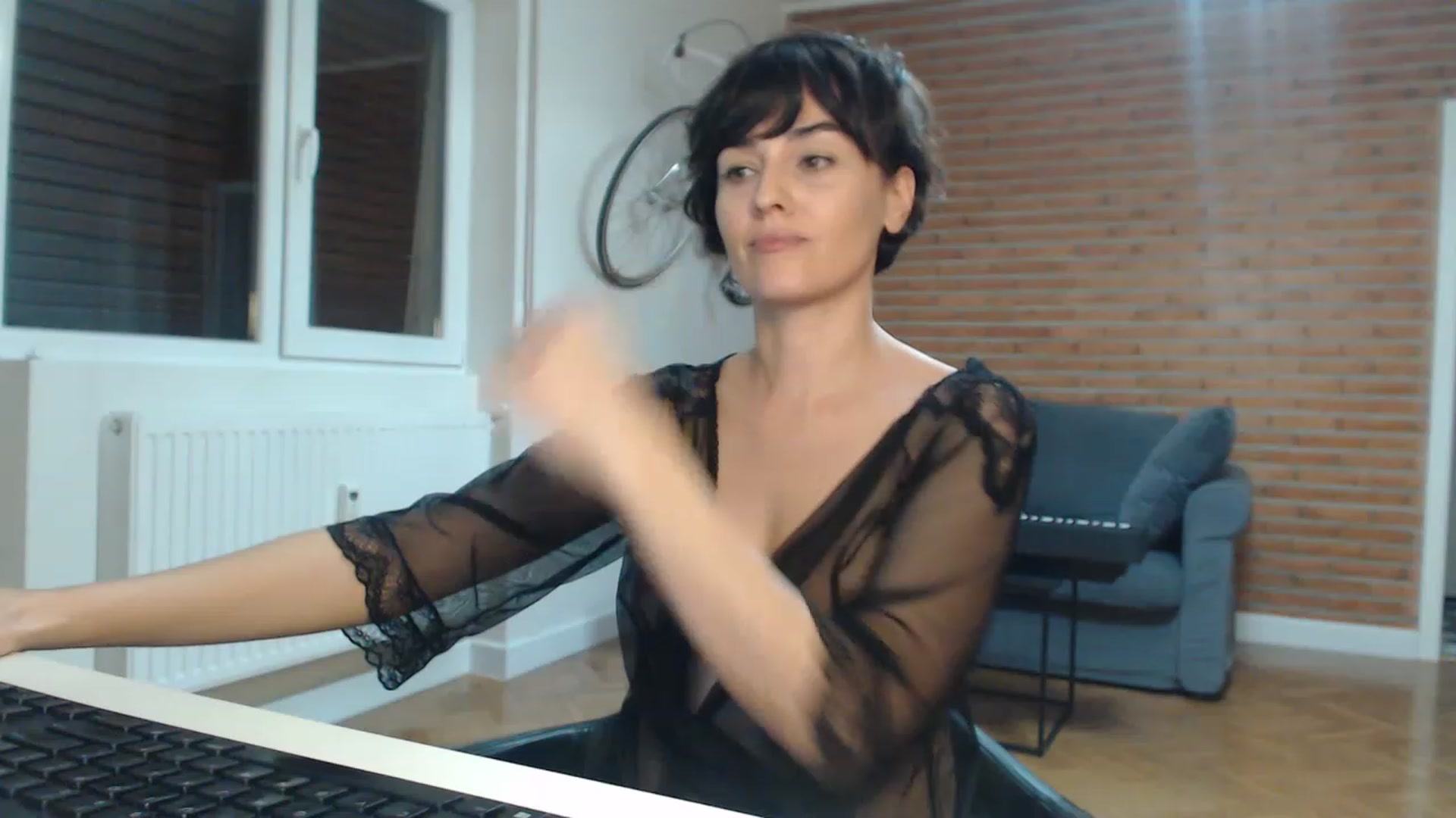 Gallery image thumbnail from Aylesh's myfreecams stream on, 11/15/2022, 21:51 image 15 of 20