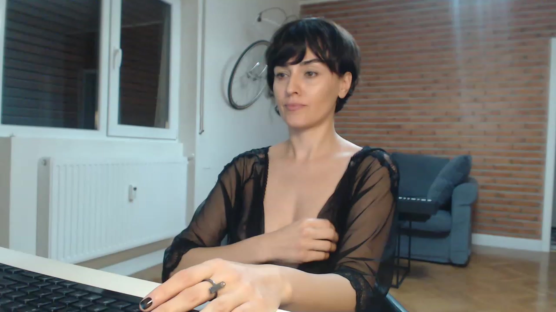 Gallery image thumbnail from Aylesh's myfreecams stream on, 11/15/2022, 23:02 image 9 of 20