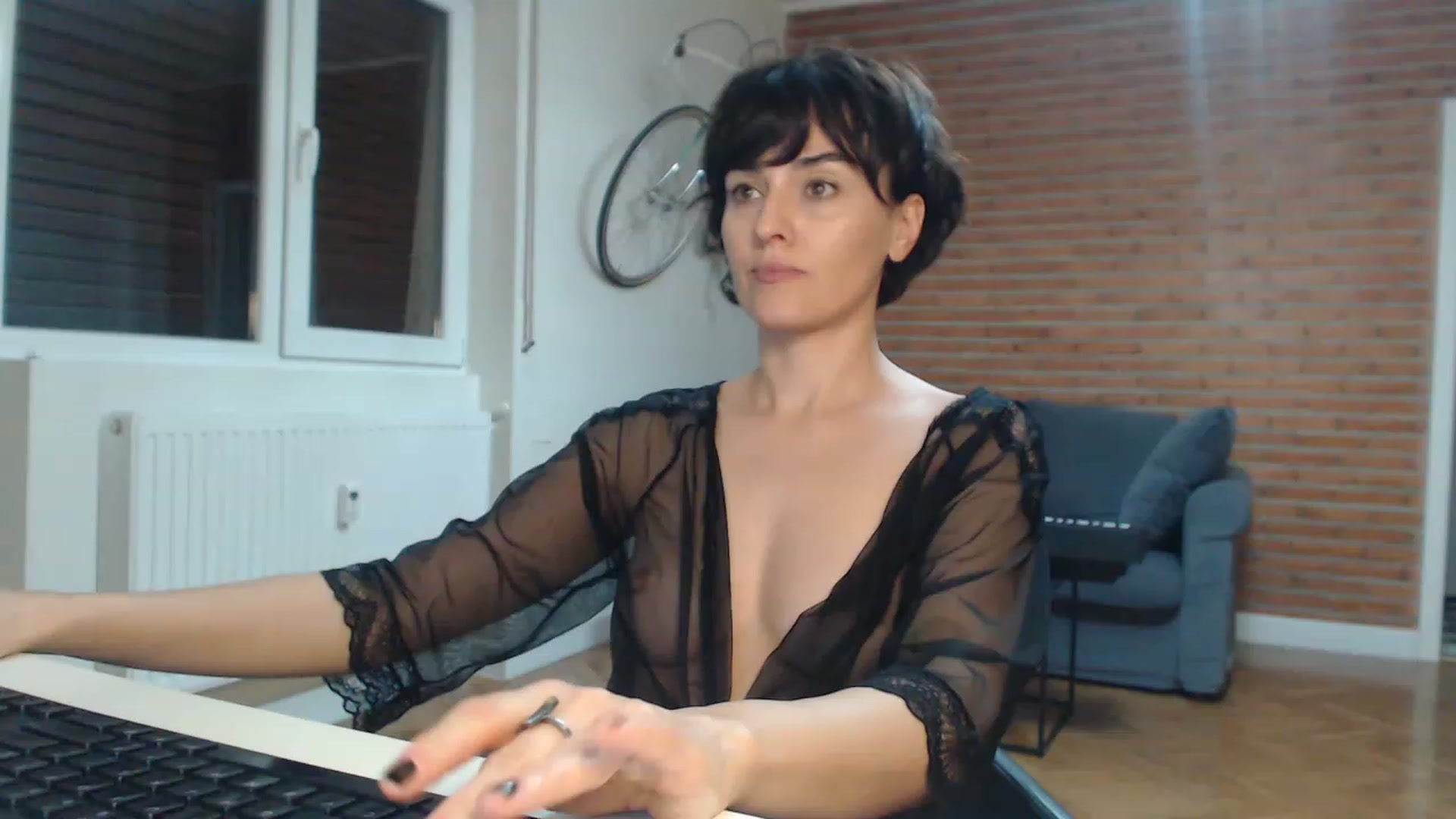 Gallery image thumbnail from Aylesh's myfreecams stream on, 11/15/2022, 23:02 image 19 of 20