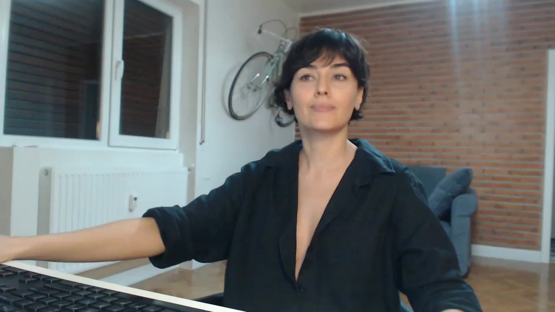 Gallery image thumbnail from Aylesh's myfreecams stream on, 11/17/2022, 20:03 image 1 of 20
