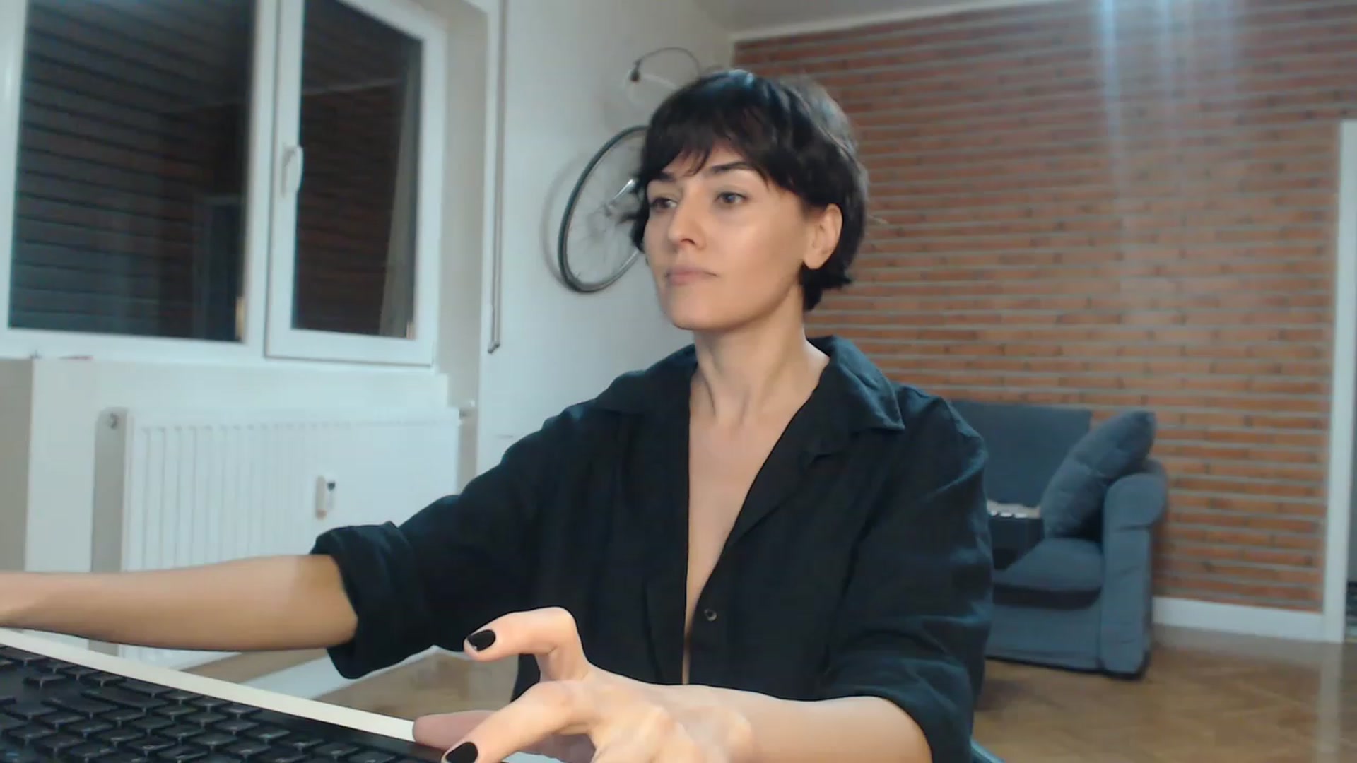 Gallery image thumbnail from Aylesh's myfreecams stream on, 11/17/2022, 20:03 image 7 of 20
