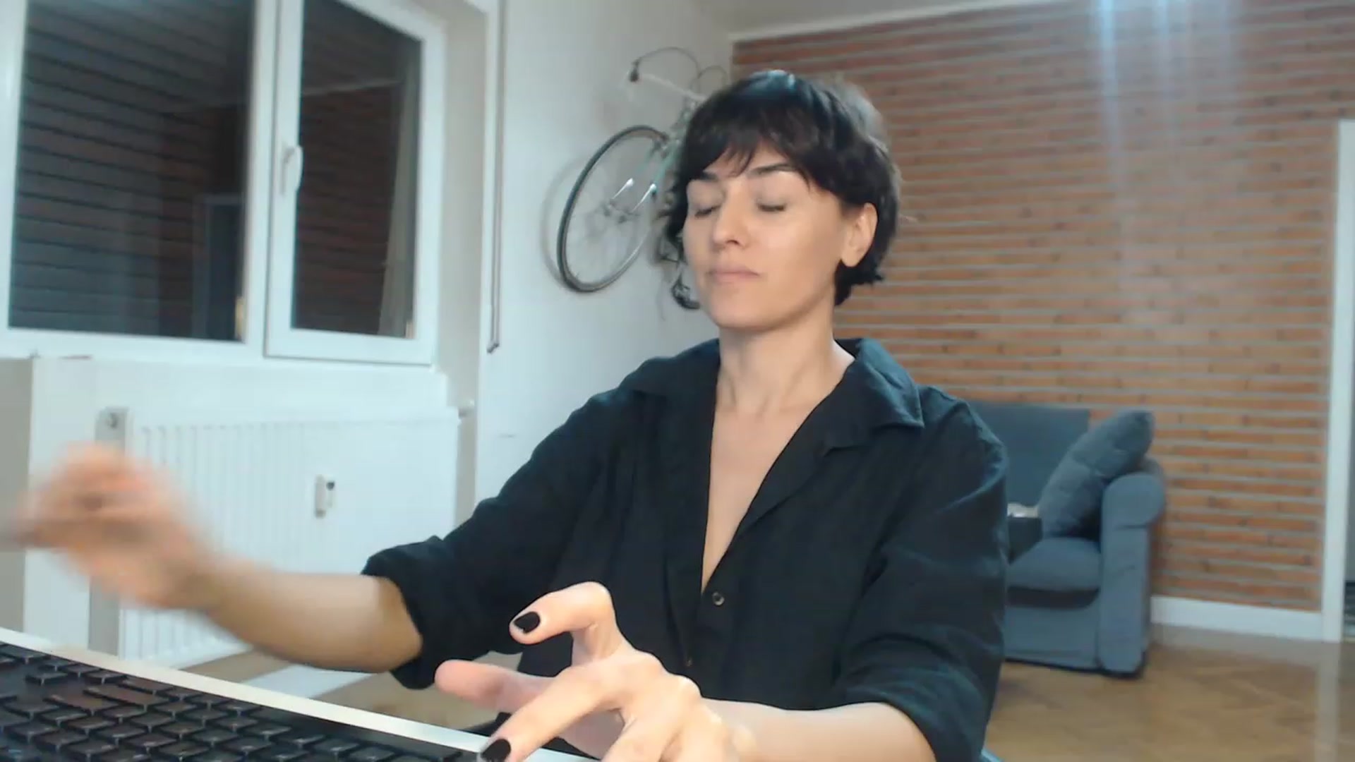 Gallery image thumbnail from Aylesh's myfreecams stream on, 11/17/2022, 20:03 image 5 of 20
