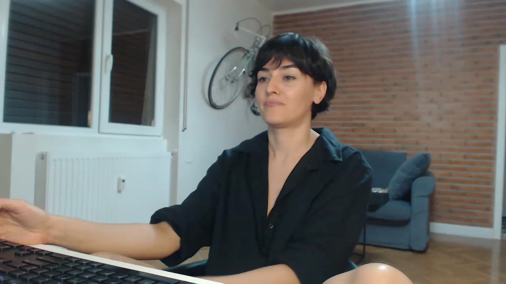 Gallery image thumbnail from Aylesh's myfreecams stream on, 11/17/2022, 20:03 image 15 of 20