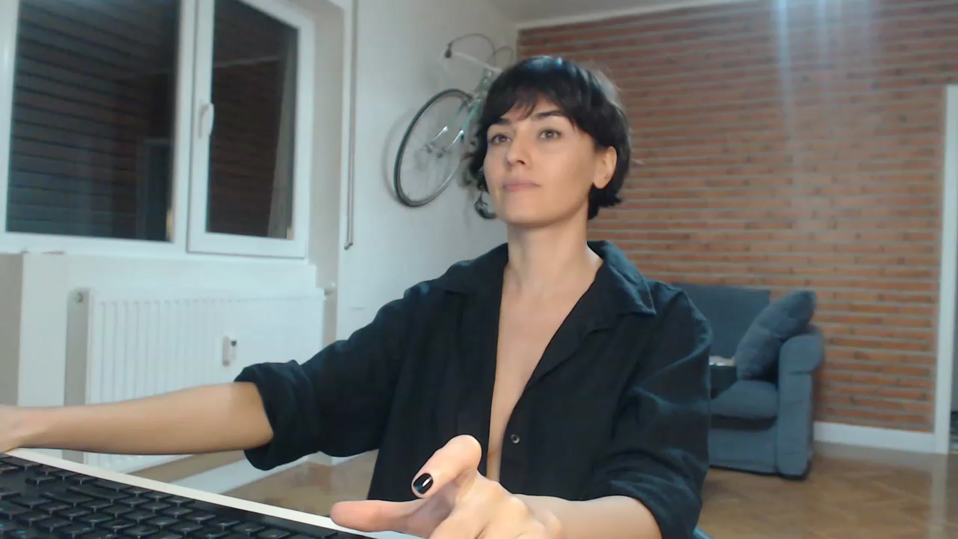 Gallery image thumbnail from Aylesh's myfreecams stream on, 11/17/2022, 20:03 image 4 of 20