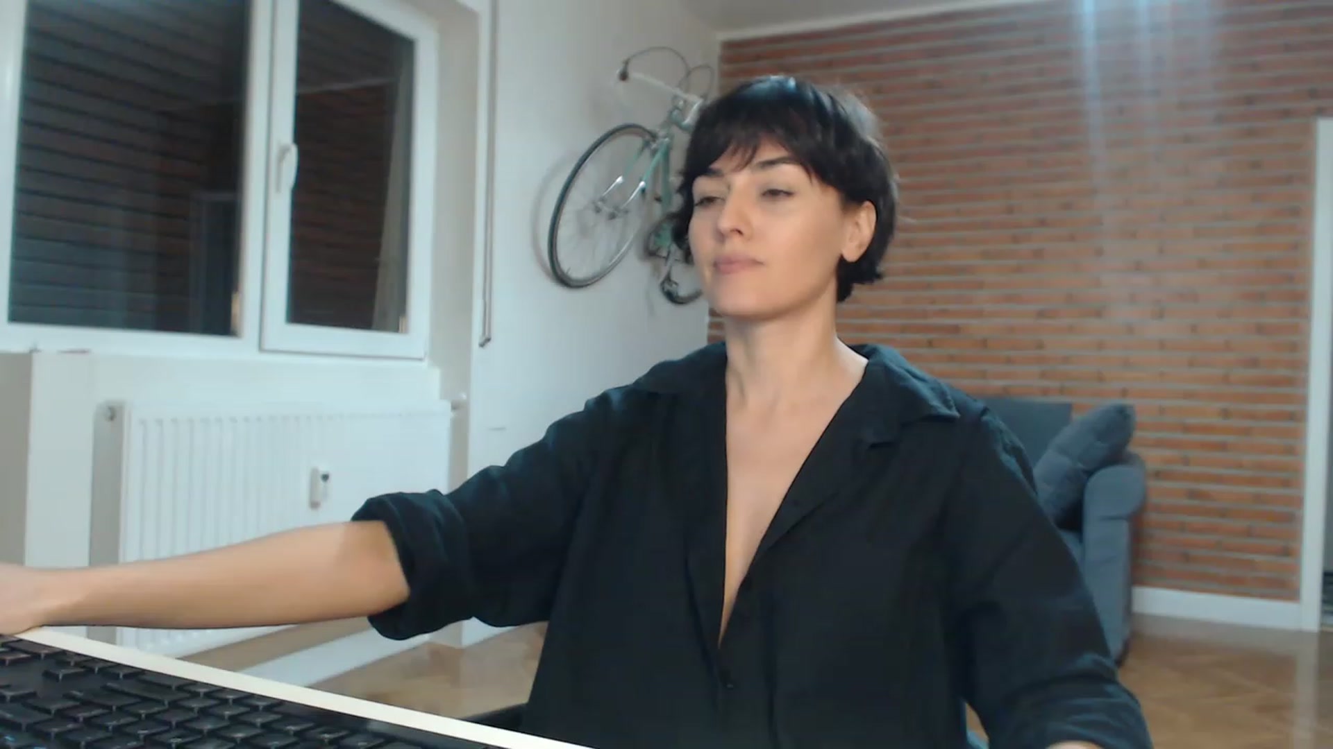 Gallery image thumbnail from Aylesh's myfreecams stream on, 11/17/2022, 20:03 image 2 of 20
