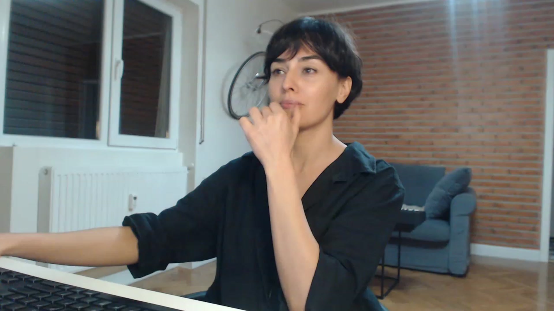 Gallery image thumbnail from Aylesh's myfreecams stream on, 11/17/2022, 20:47 image 3 of 20