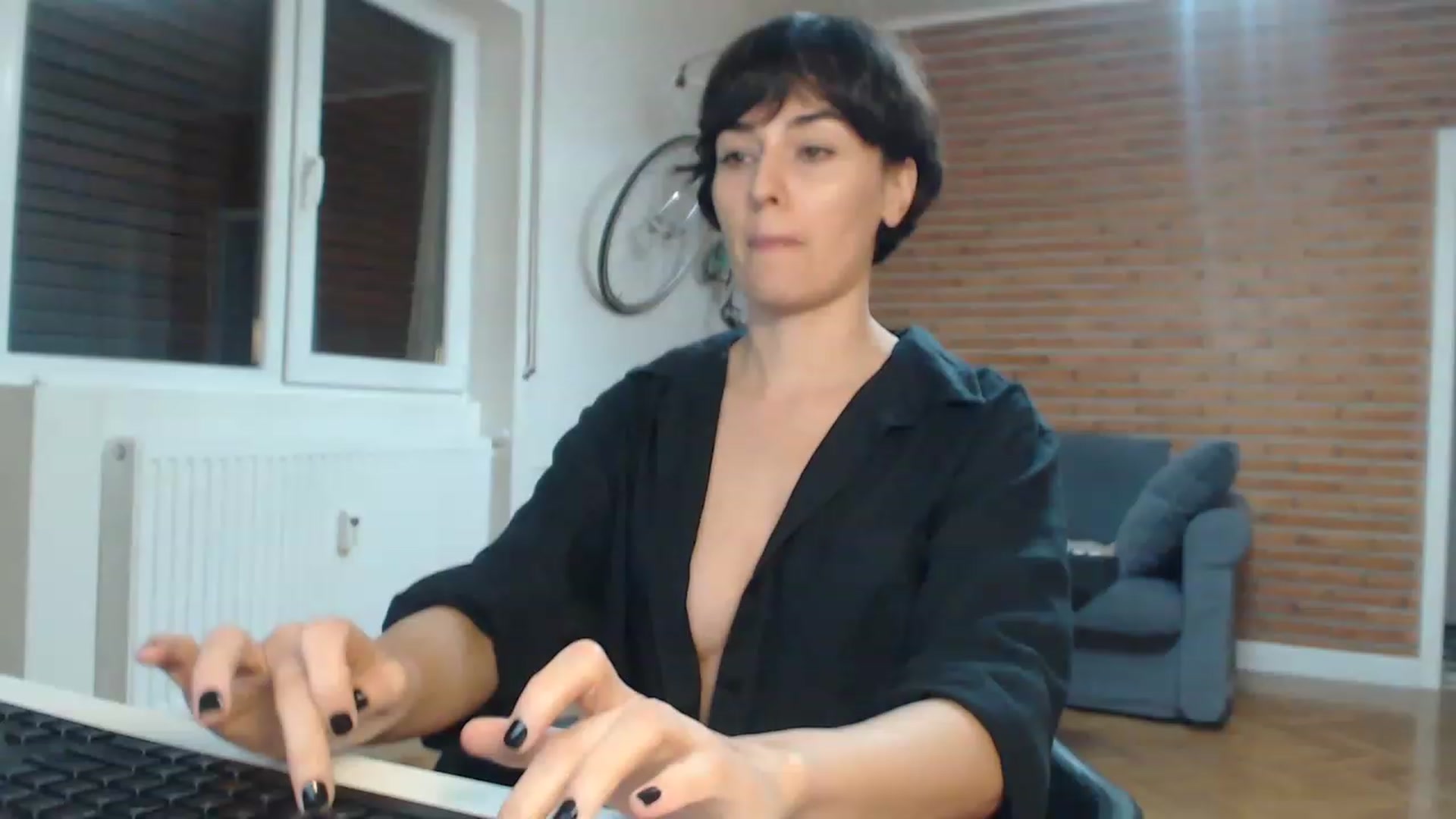Gallery image thumbnail from Aylesh's myfreecams stream on, 11/17/2022, 20:47 image 19 of 20