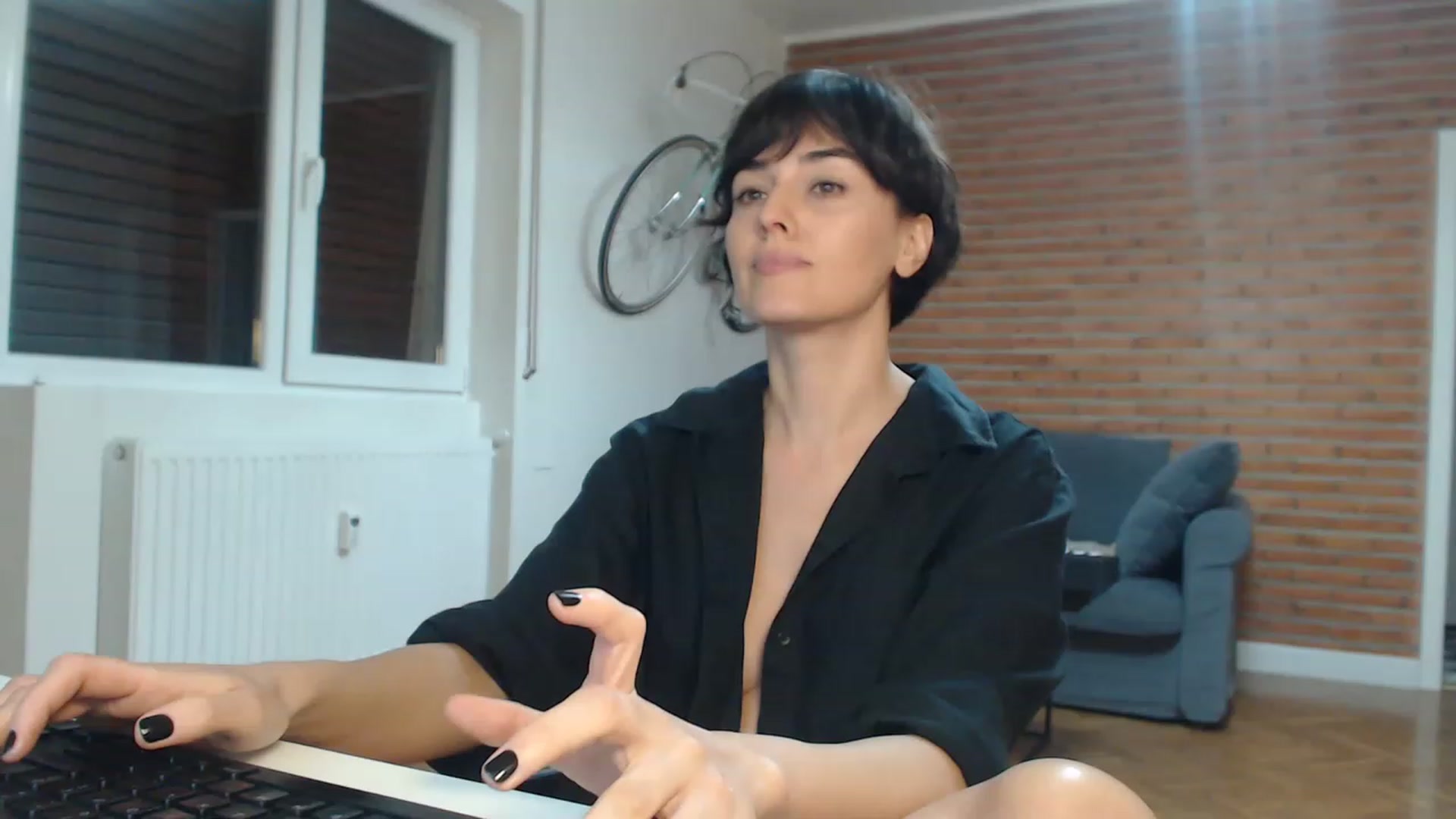 Gallery image thumbnail from Aylesh's myfreecams stream on, 11/17/2022, 20:47 image 11 of 20
