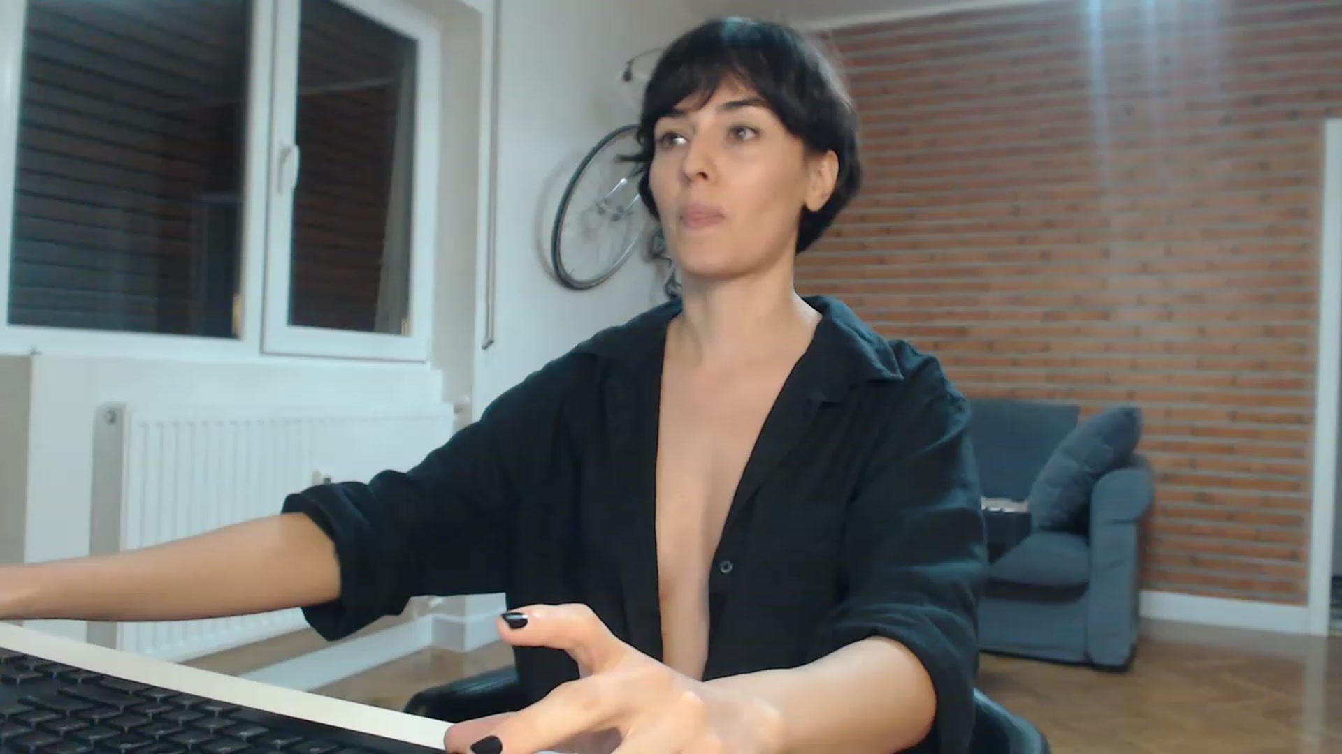 Gallery image thumbnail from Aylesh's myfreecams stream on, 11/17/2022, 20:47 image 20 of 20
