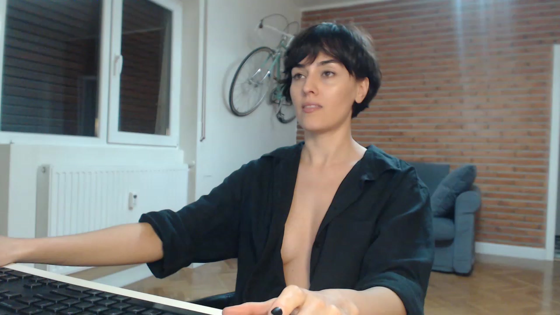 Gallery image thumbnail from Aylesh's myfreecams stream on, 11/17/2022, 23:20 image 16 of 20