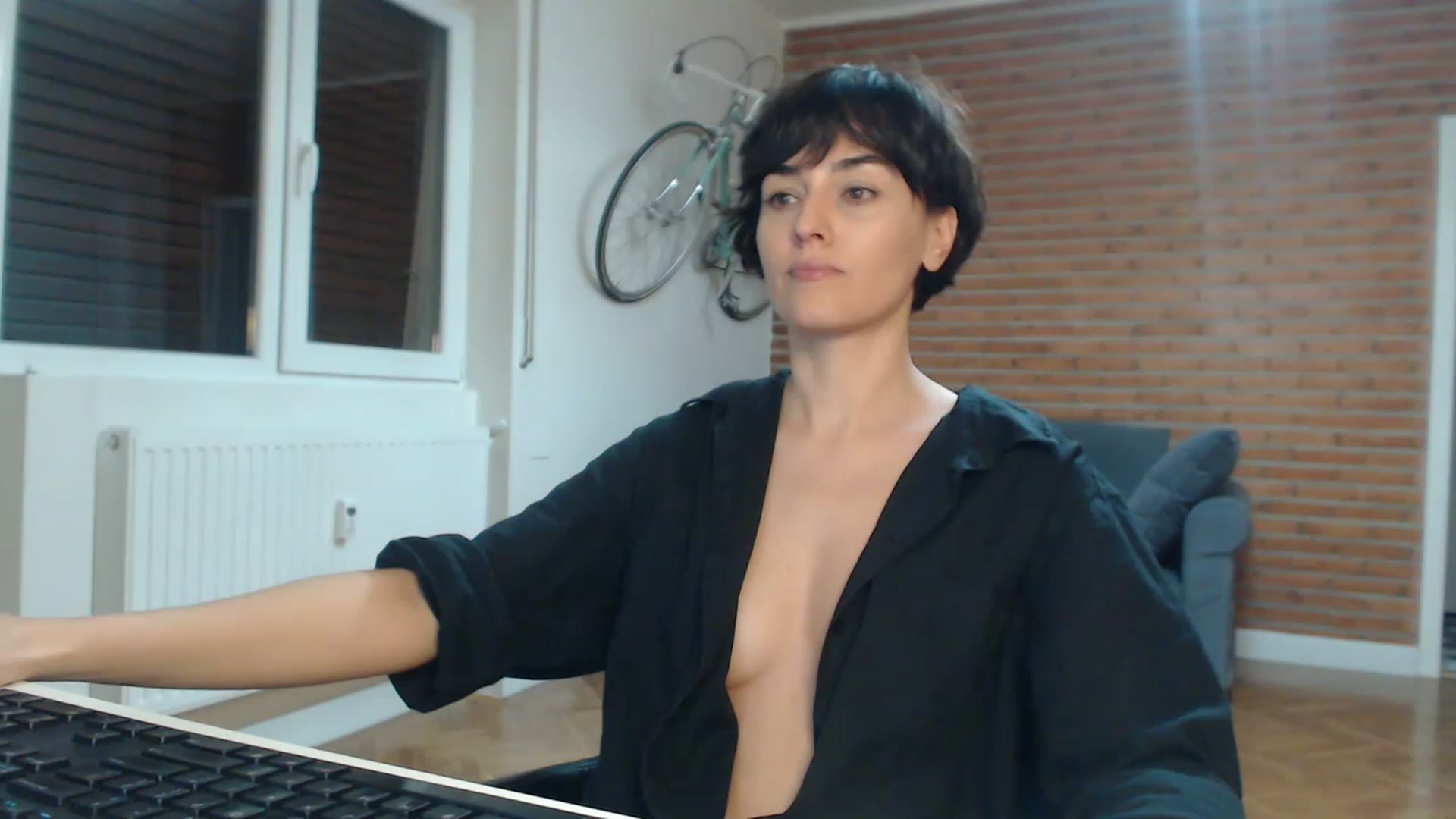 Gallery image thumbnail from Aylesh's myfreecams stream on, 11/17/2022, 23:20 image 17 of 20