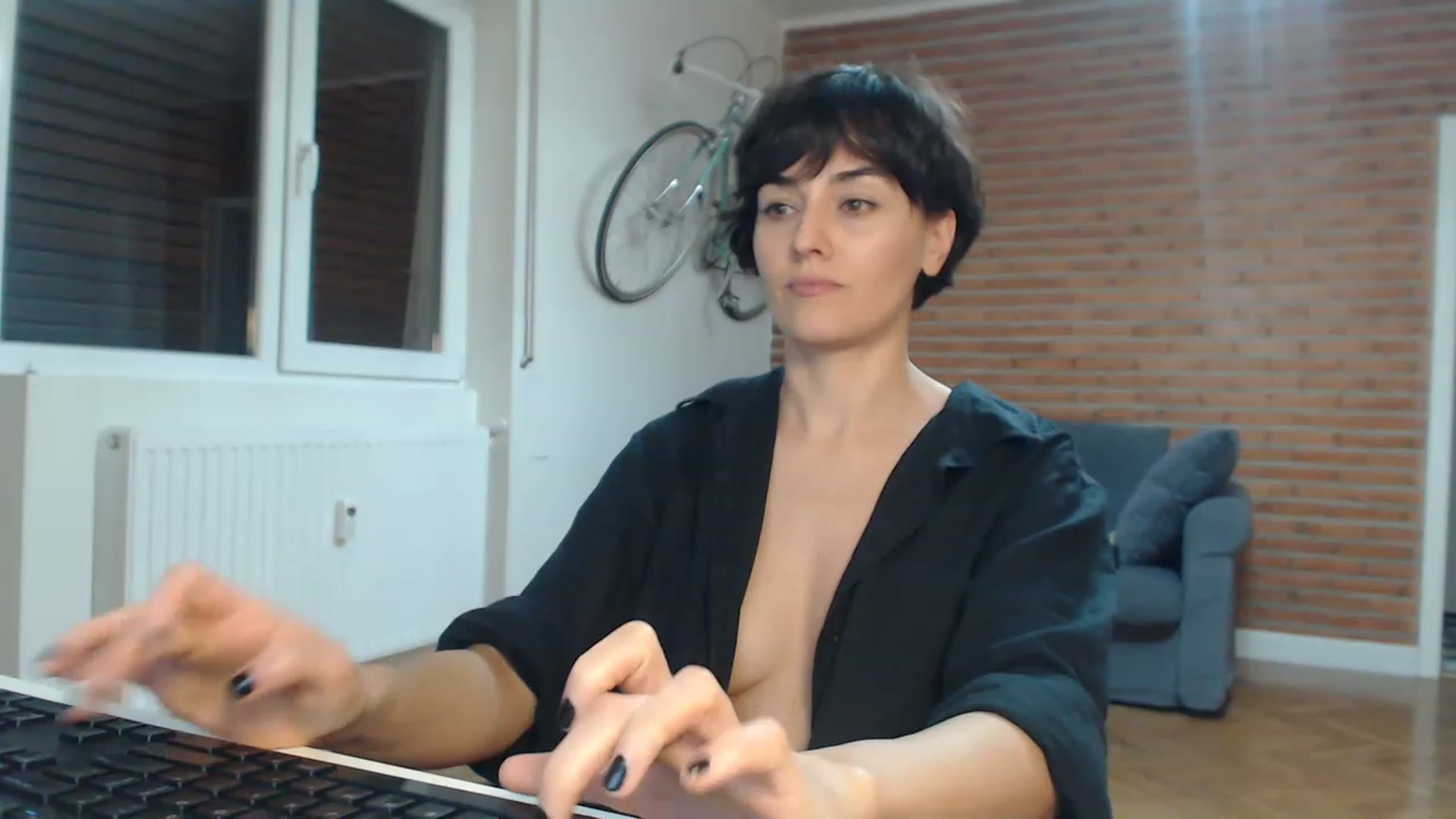 Gallery image thumbnail from Aylesh's myfreecams stream on, 11/17/2022, 23:20 image 18 of 20