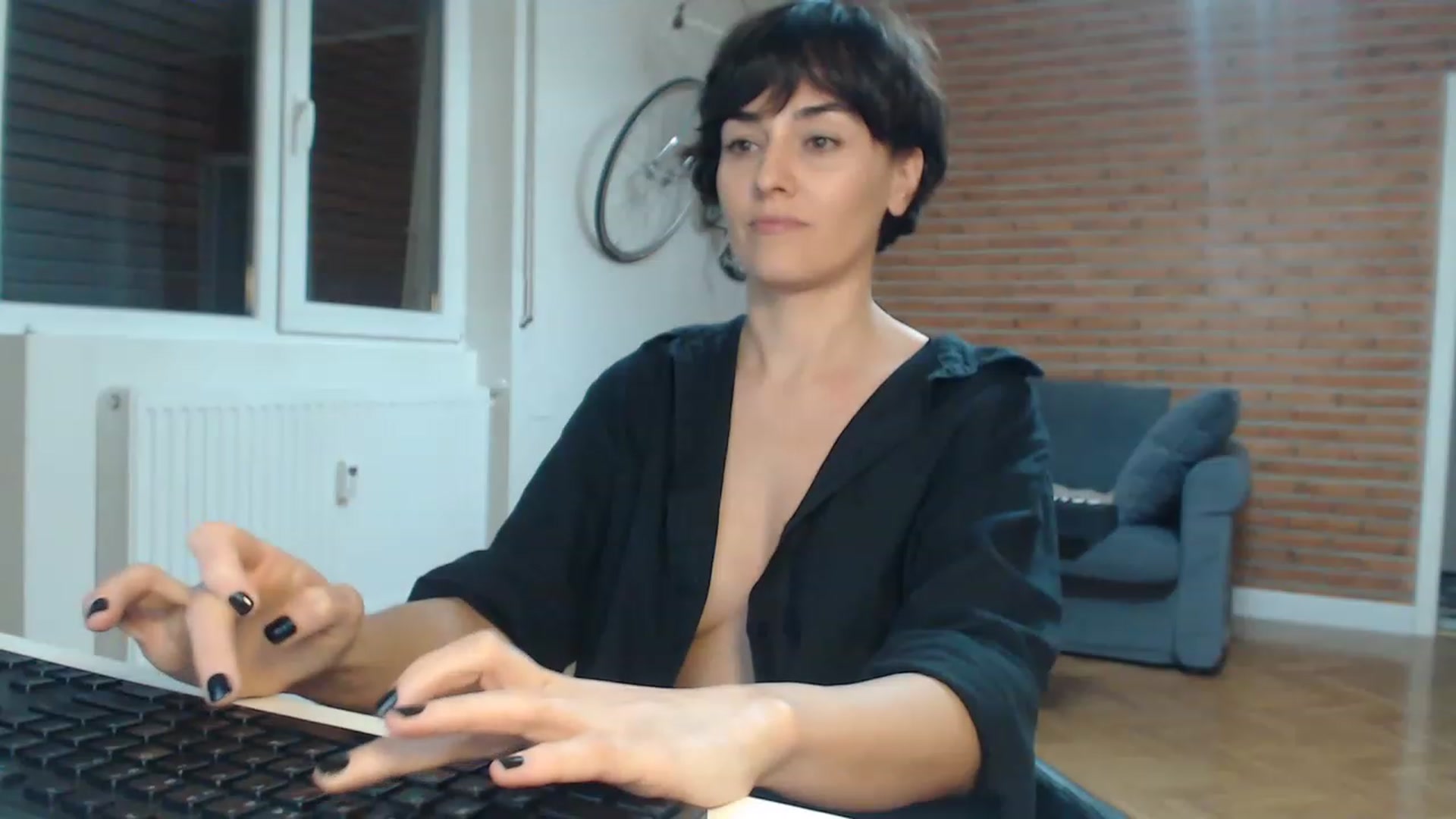 Gallery image thumbnail from Aylesh's myfreecams stream on, 11/17/2022, 23:20 image 5 of 20