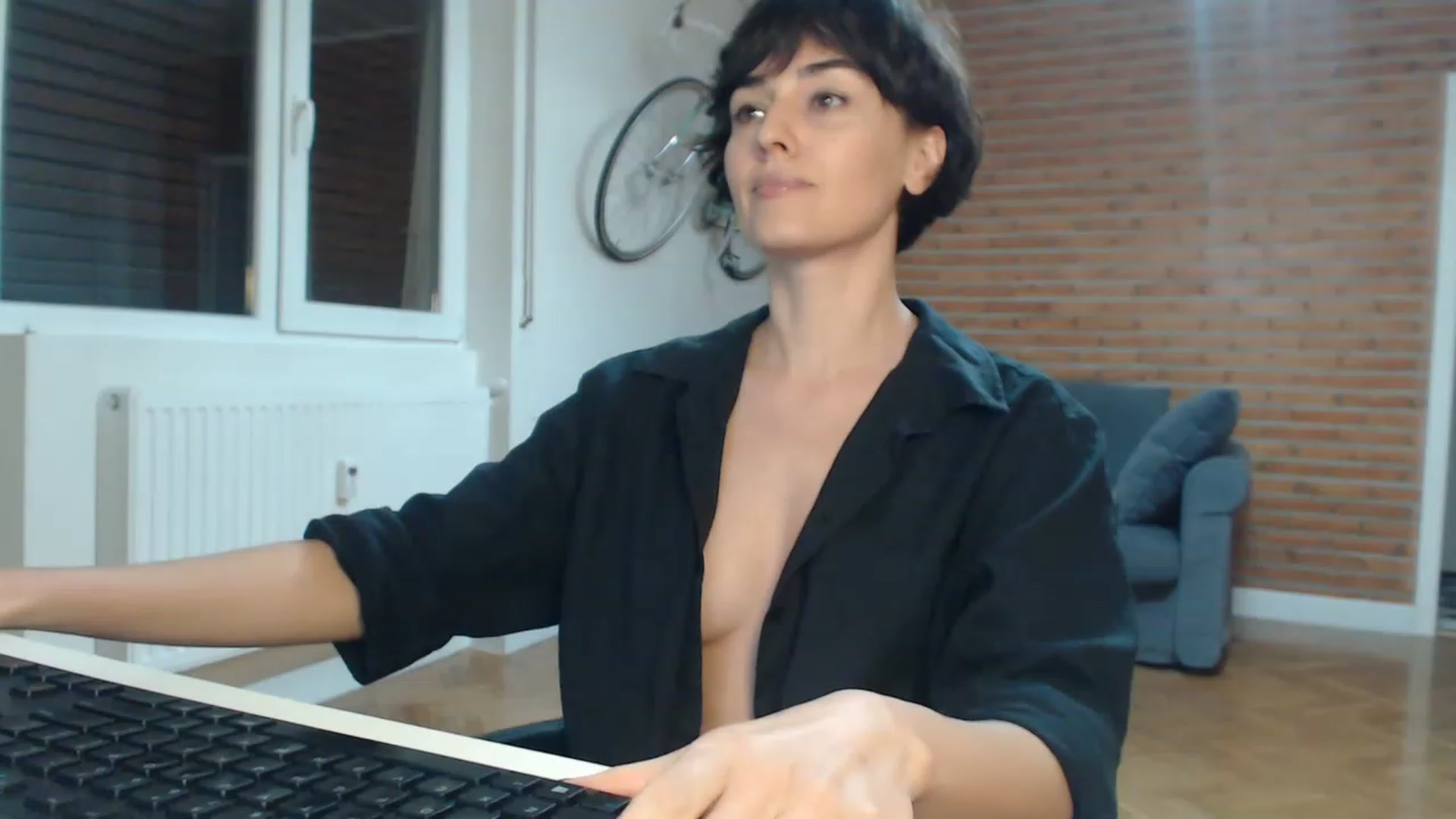 Gallery image thumbnail from Aylesh's myfreecams stream on, 11/17/2022, 23:20 image 12 of 20