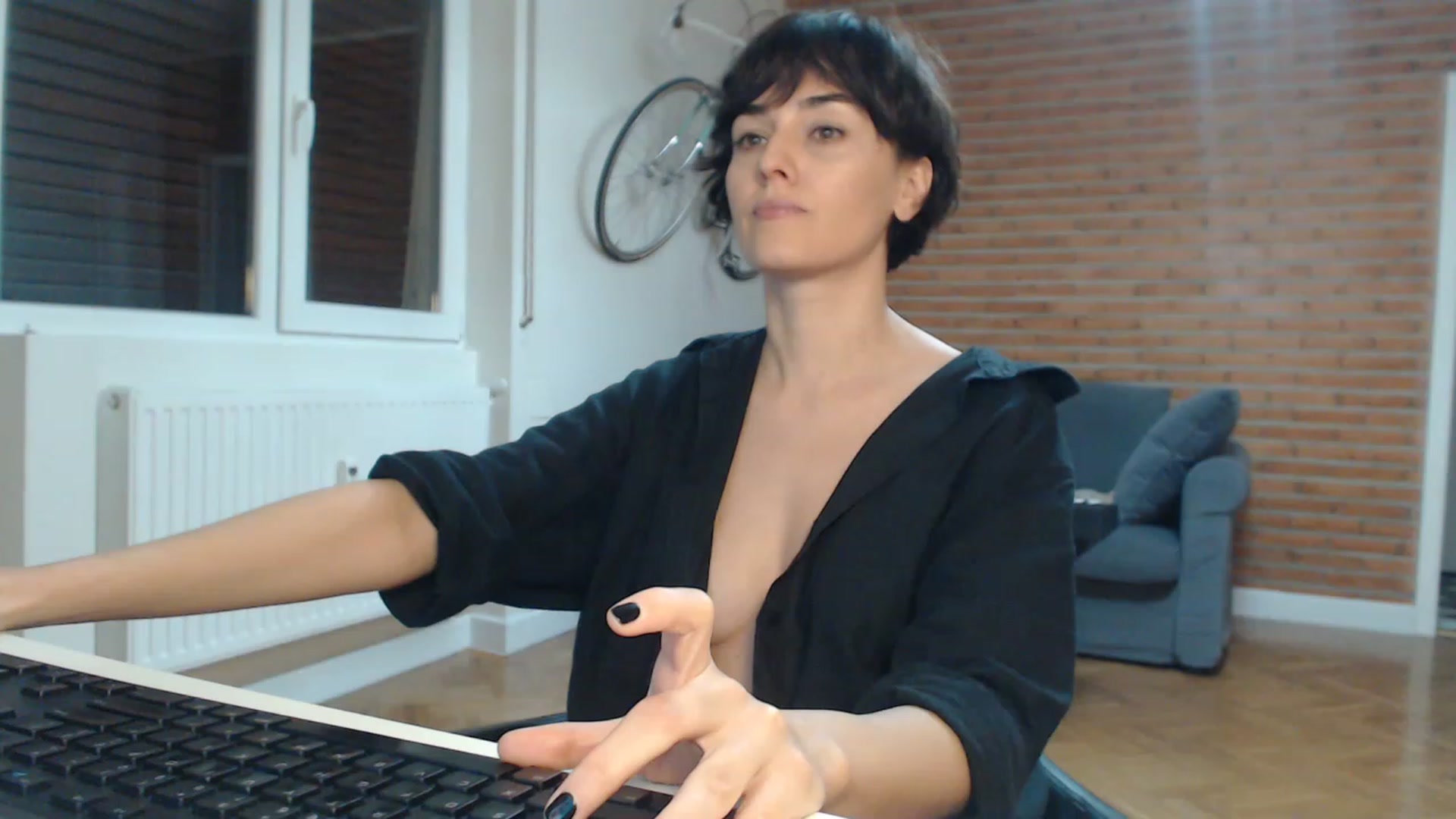 Gallery image thumbnail from Aylesh's myfreecams stream on, 11/17/2022, 23:20 image 9 of 20