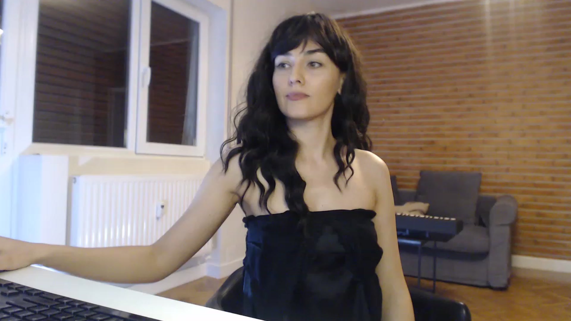 Gallery image thumbnail from Aylesh's myfreecams stream on, 11/22/2022, 23:02 image 10 of 20