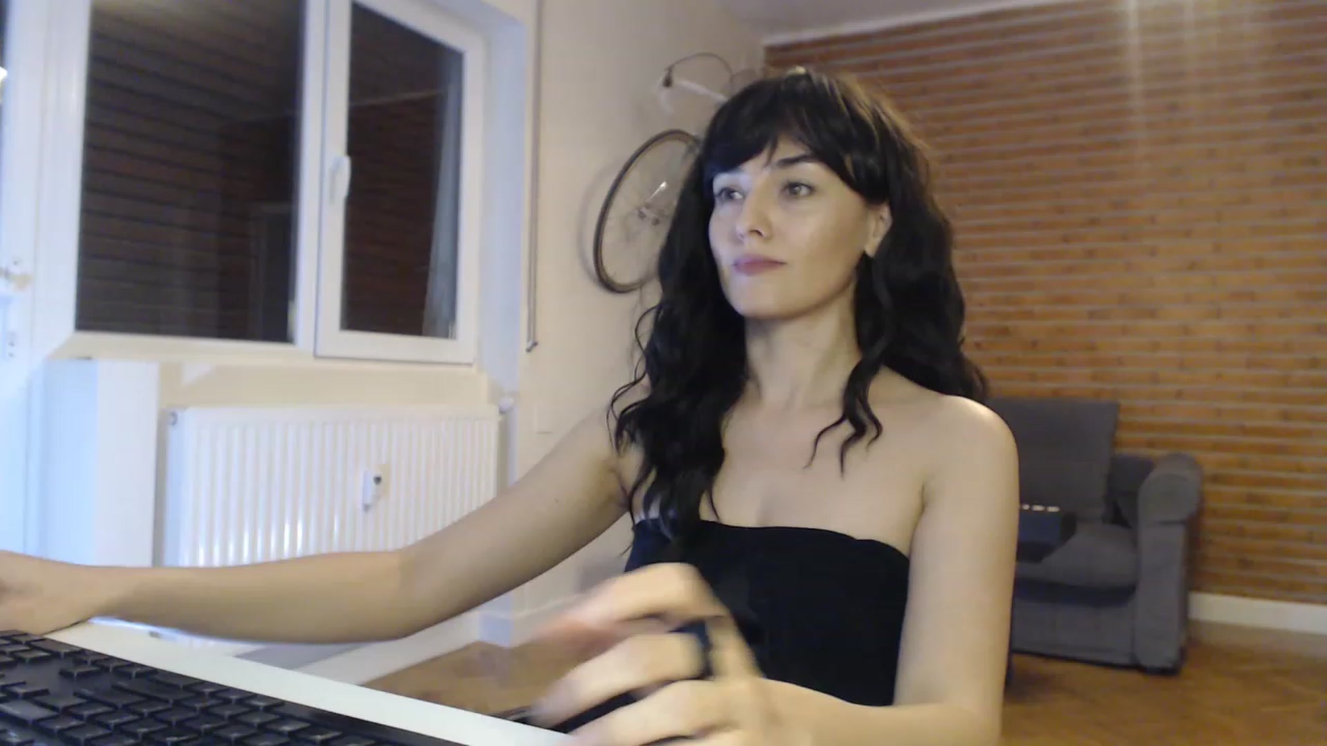 Gallery image thumbnail from Aylesh's myfreecams stream on, 11/22/2022, 23:02 image 17 of 20