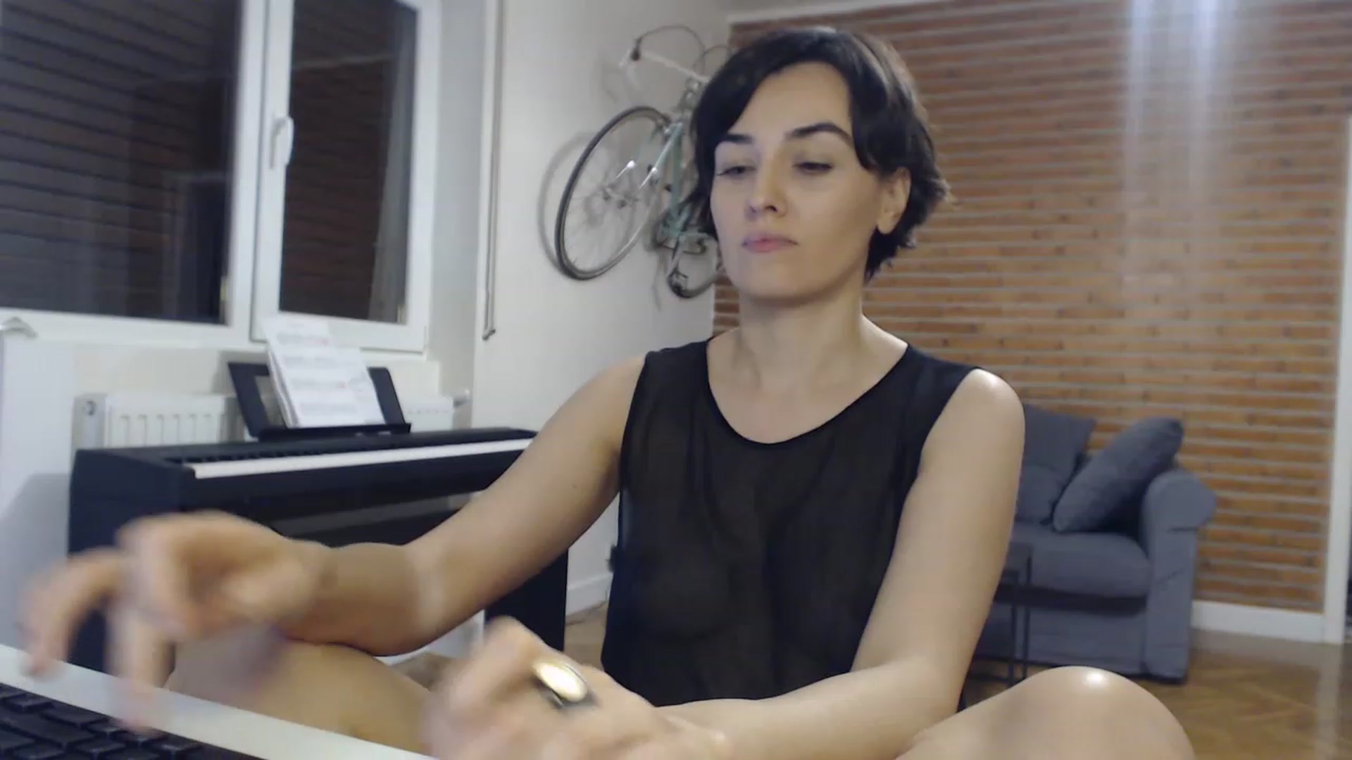 Gallery image thumbnail from Aylesh's myfreecams stream on, 11/27/2022, 20:38 image 4 of 20