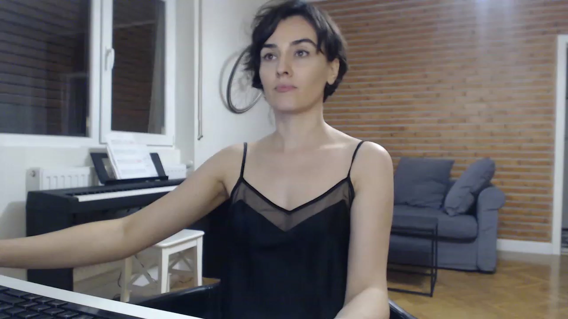 Gallery image thumbnail from Aylesh's myfreecams stream on, 11/28/2022, 23:40 image 17 of 20