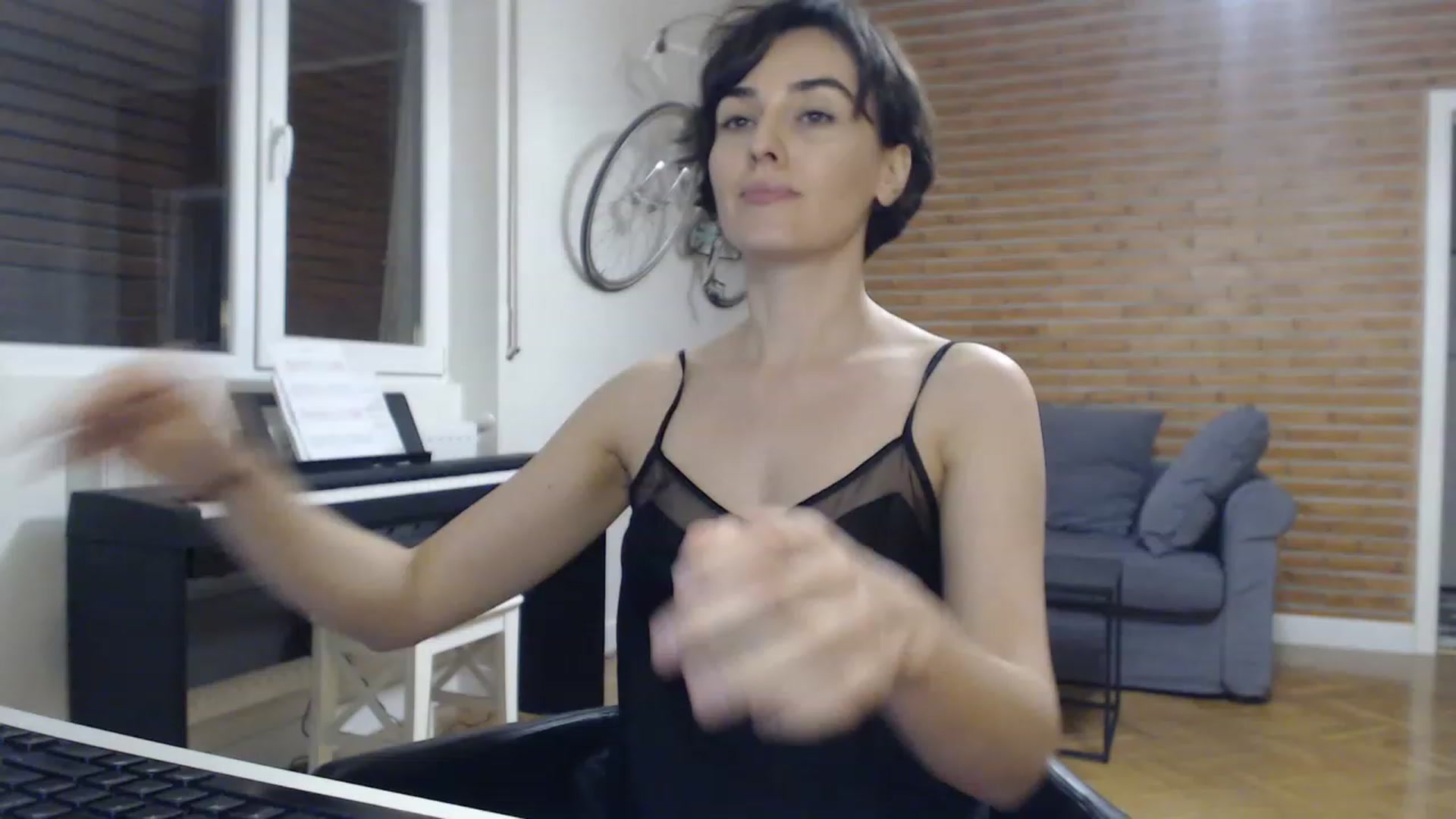 Gallery image thumbnail from Aylesh's myfreecams stream on, 11/28/2022, 23:40 image 10 of 20