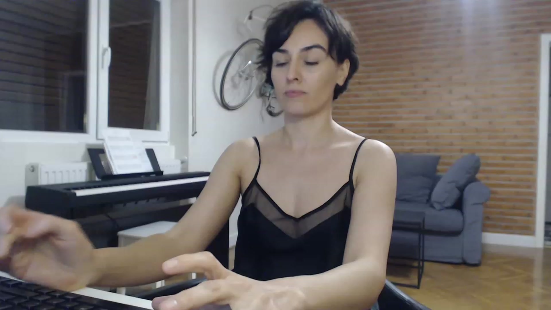 Gallery image thumbnail from Aylesh's myfreecams stream on, 11/28/2022, 23:40 image 4 of 20