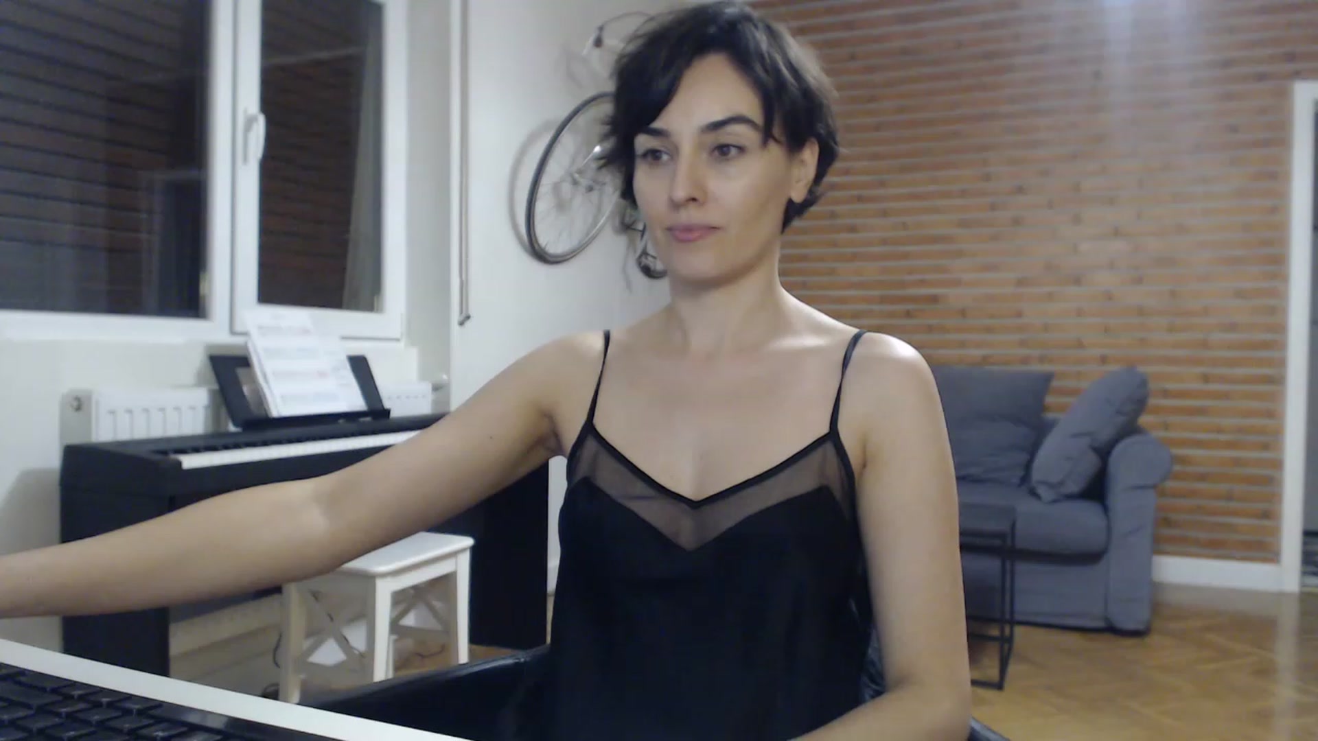 Gallery image thumbnail from Aylesh's myfreecams stream on, 11/28/2022, 23:40 image 12 of 20