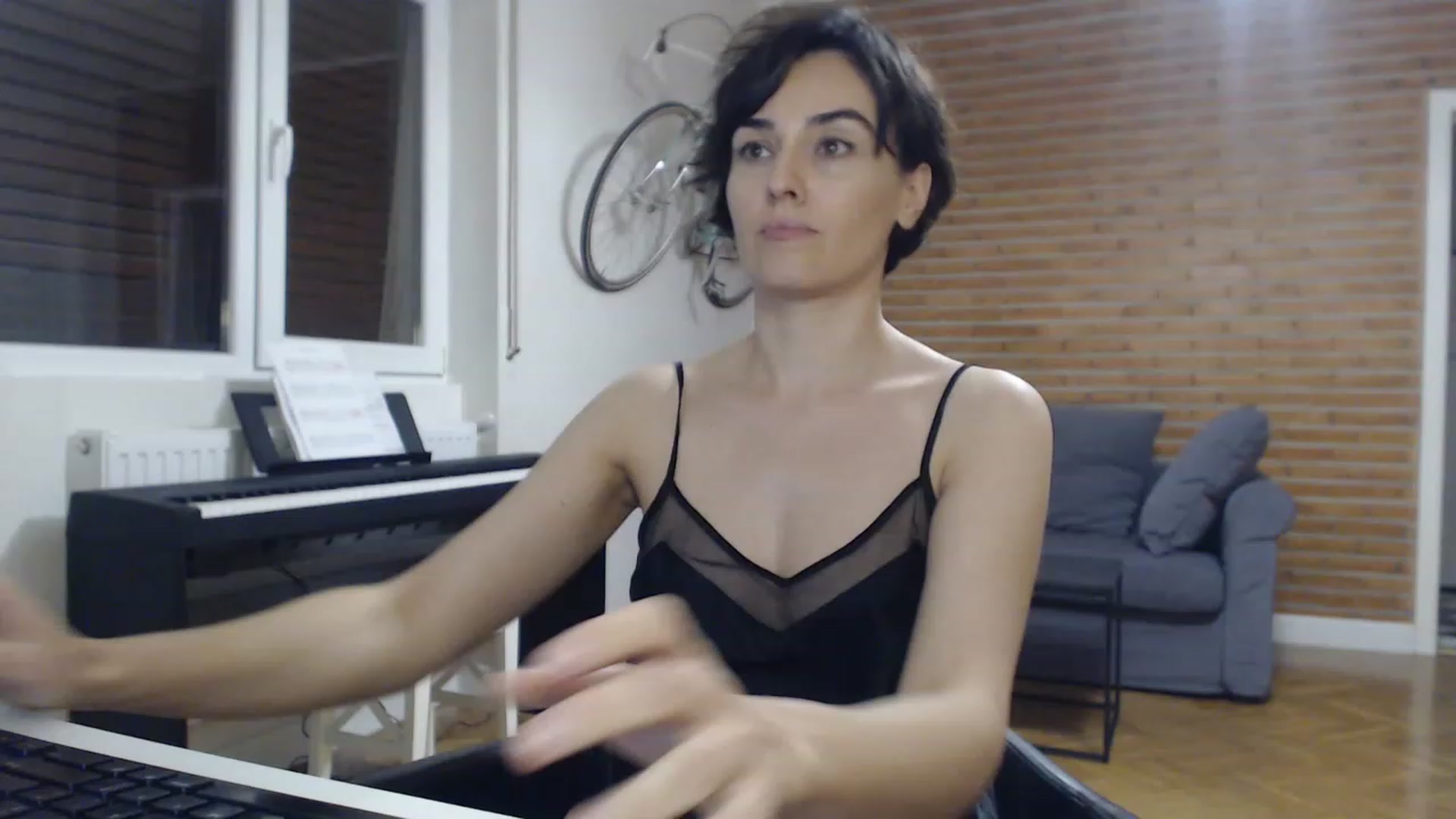 Gallery image thumbnail from Aylesh's myfreecams stream on, 11/28/2022, 23:40 image 5 of 20