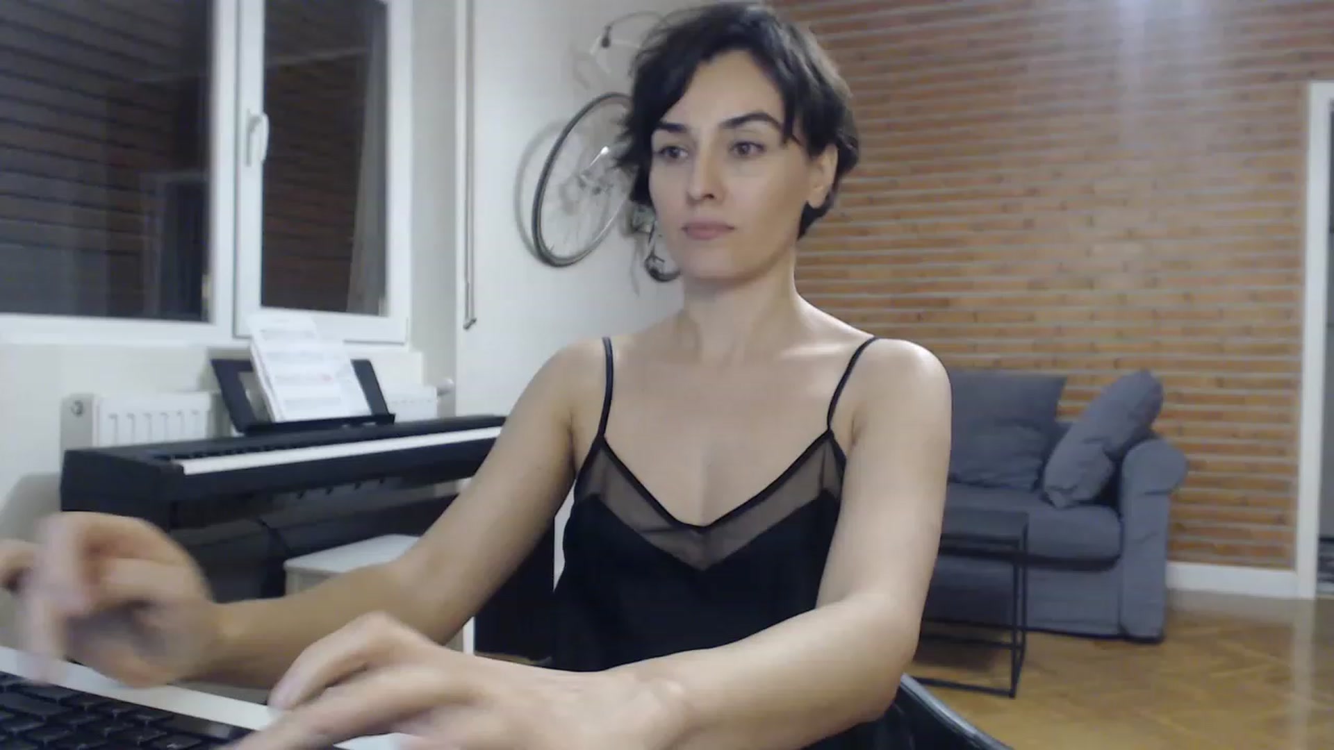 Gallery image thumbnail from Aylesh's myfreecams stream on, 11/28/2022, 23:40 image 19 of 20