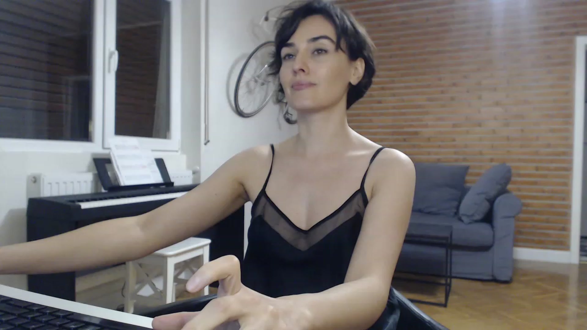 Gallery image thumbnail from Aylesh's myfreecams stream on, 11/28/2022, 23:40 image 11 of 20