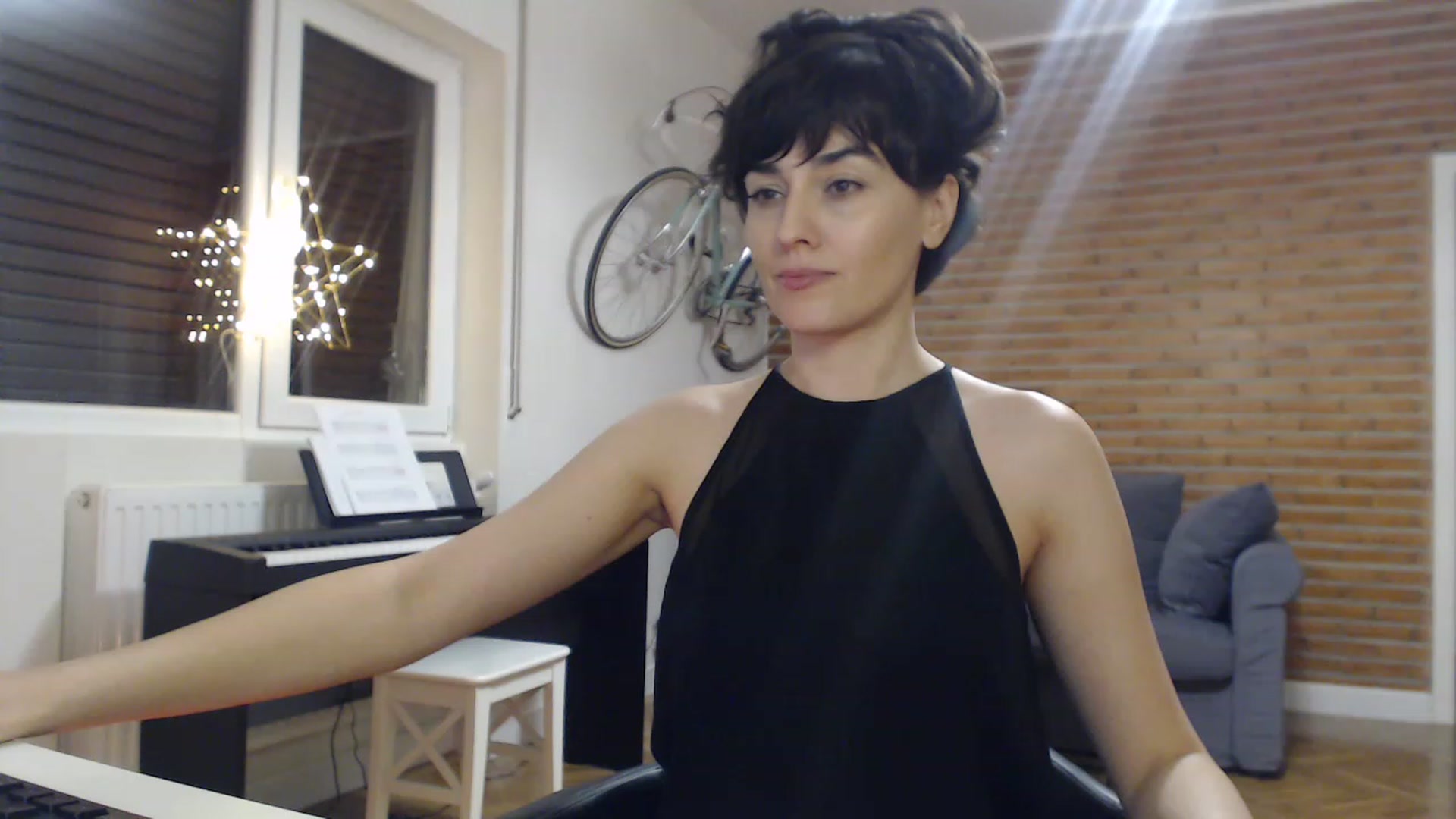 Gallery image thumbnail from Aylesh's myfreecams stream on, 12/27/2022, 24:49 image 15 of 20